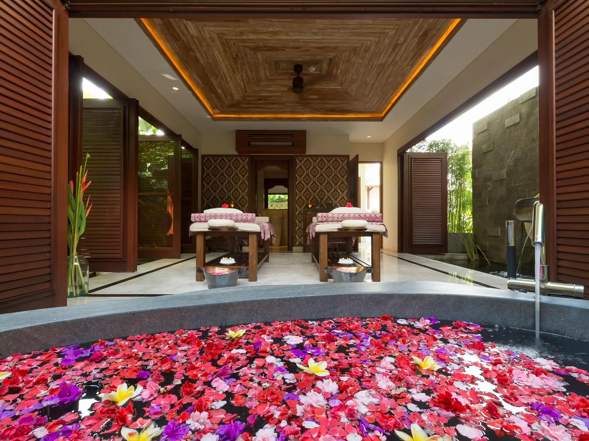 Kaba Kaba Estate - Spa room flower bath