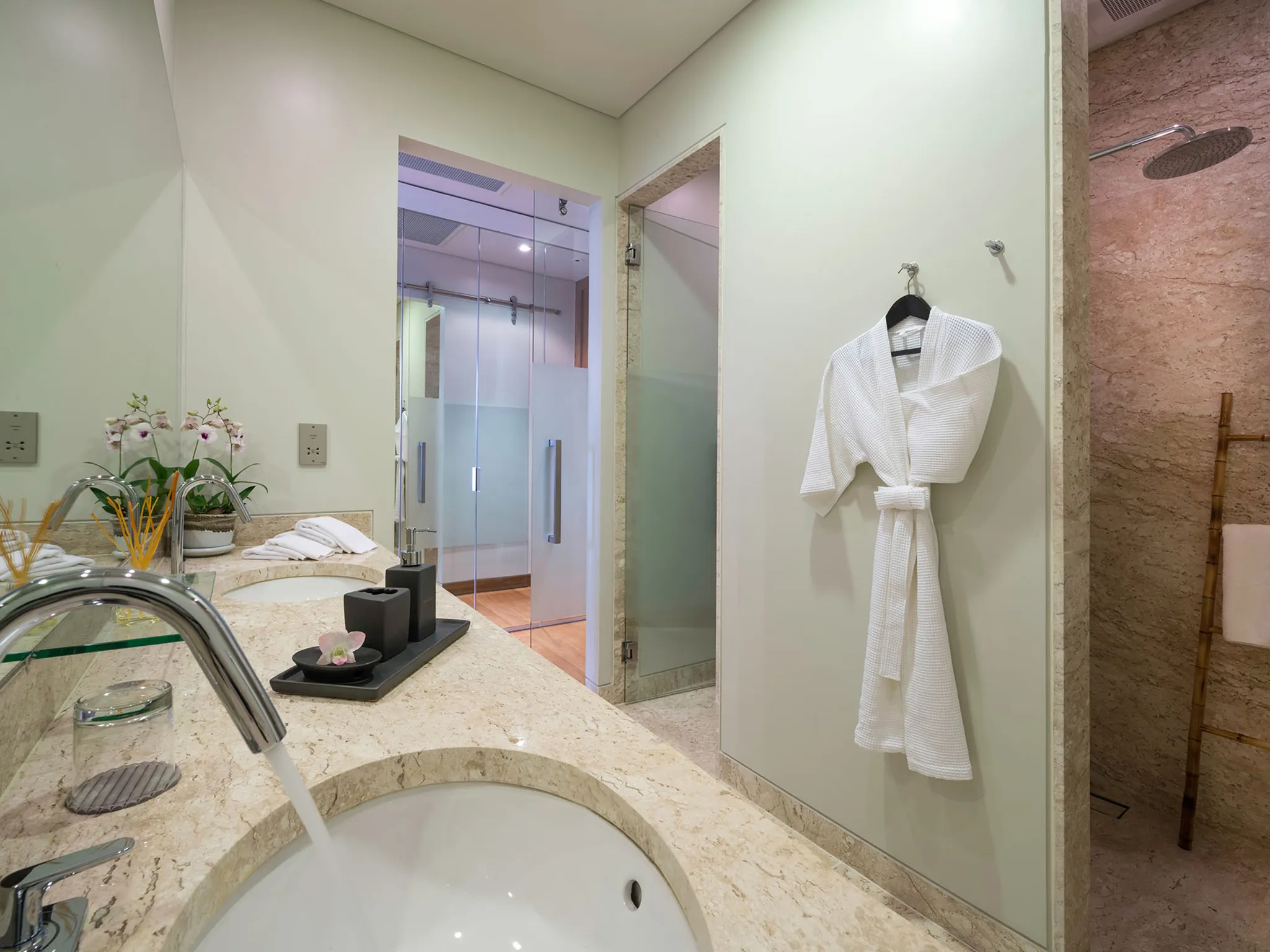 Villa Haleana - Guest bedroom bathroom features