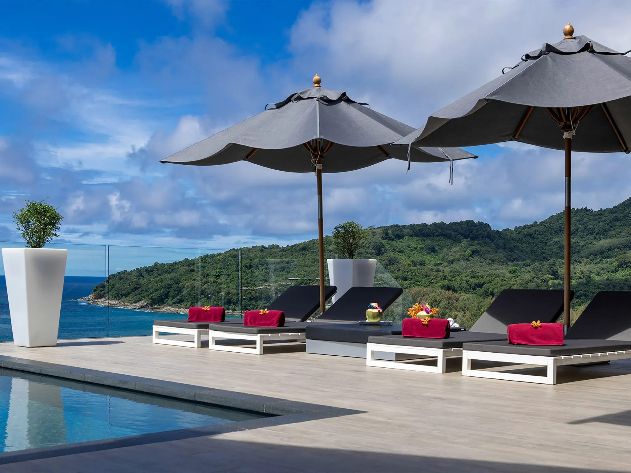 Malaiwana Villa M - Poolside umbrellas