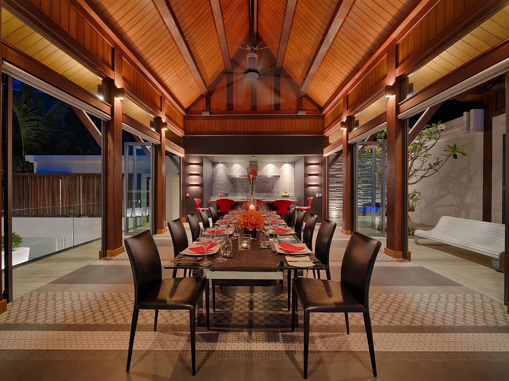 Malaiwana Villa M - Dining area at night
