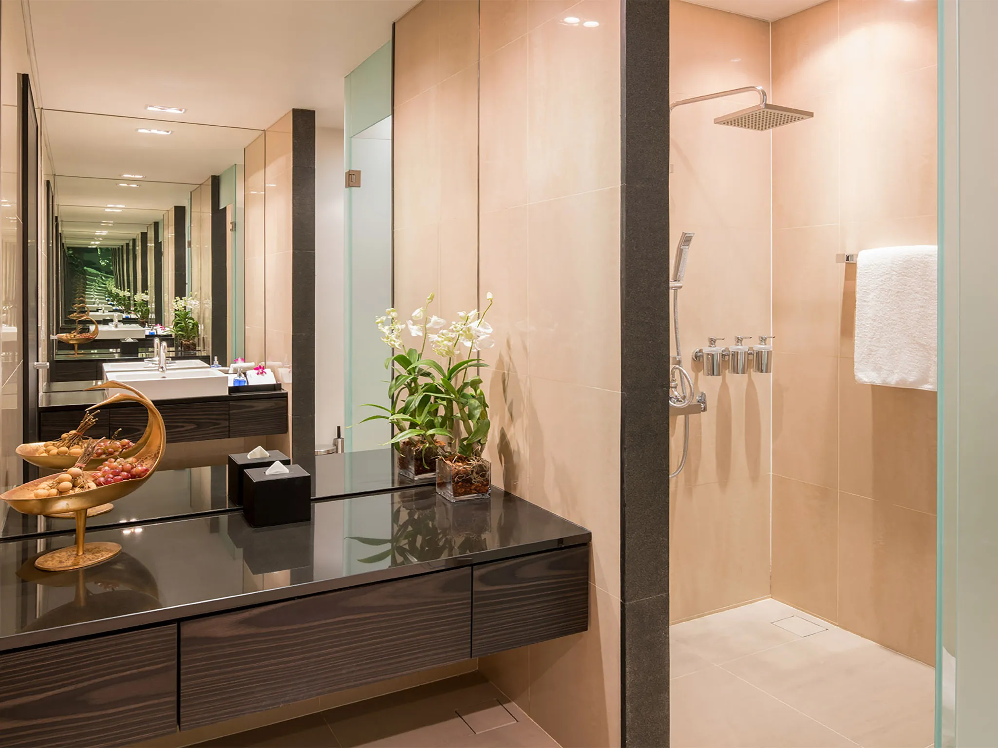 Malaiwana Villa M - Shower and bathroom area