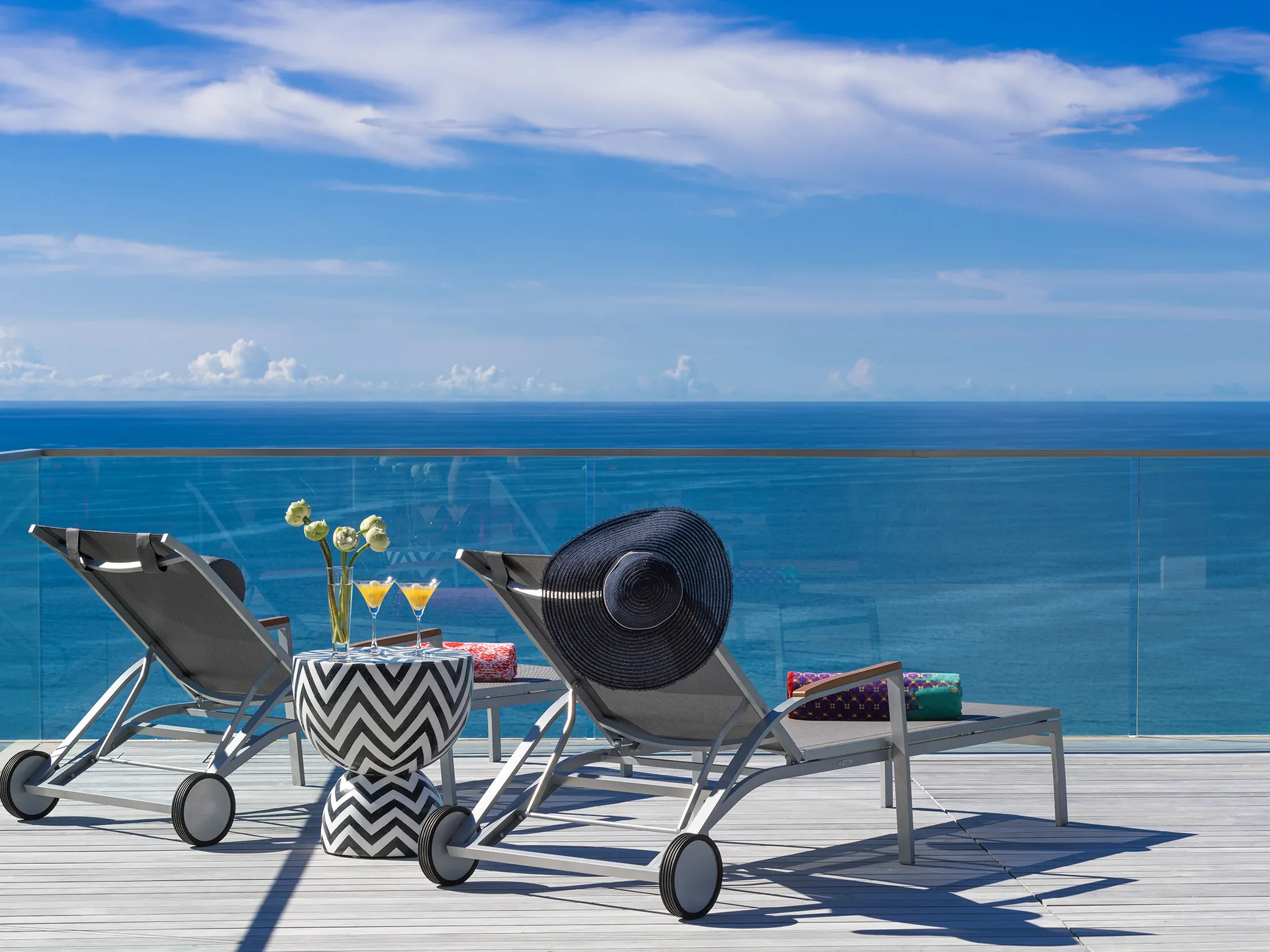 Malaiwana Villa R - Deck chairs and view
