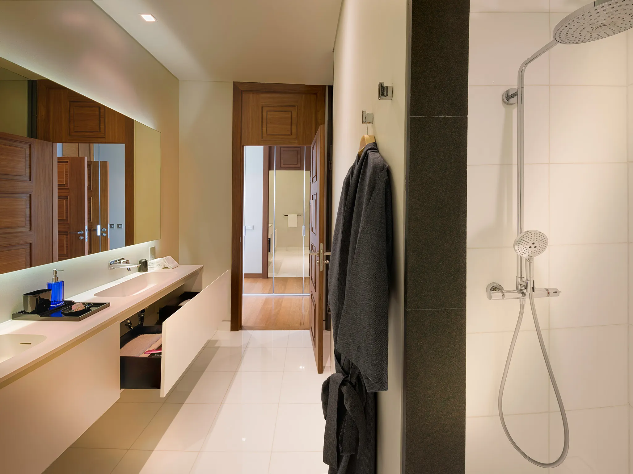Malaiwana Villa R - Shower and bathroom features