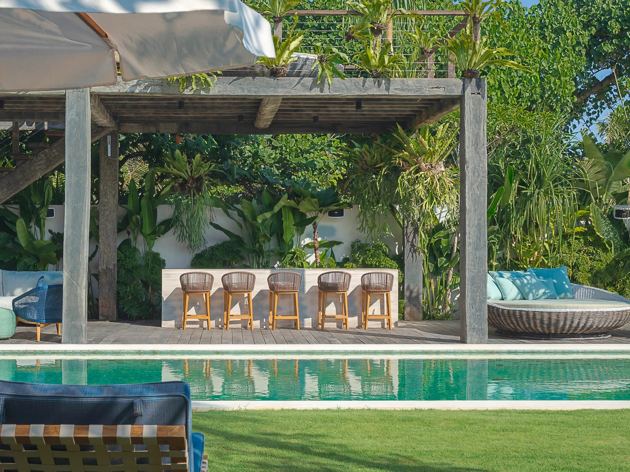Noku Beach House - Outdoor pool bar