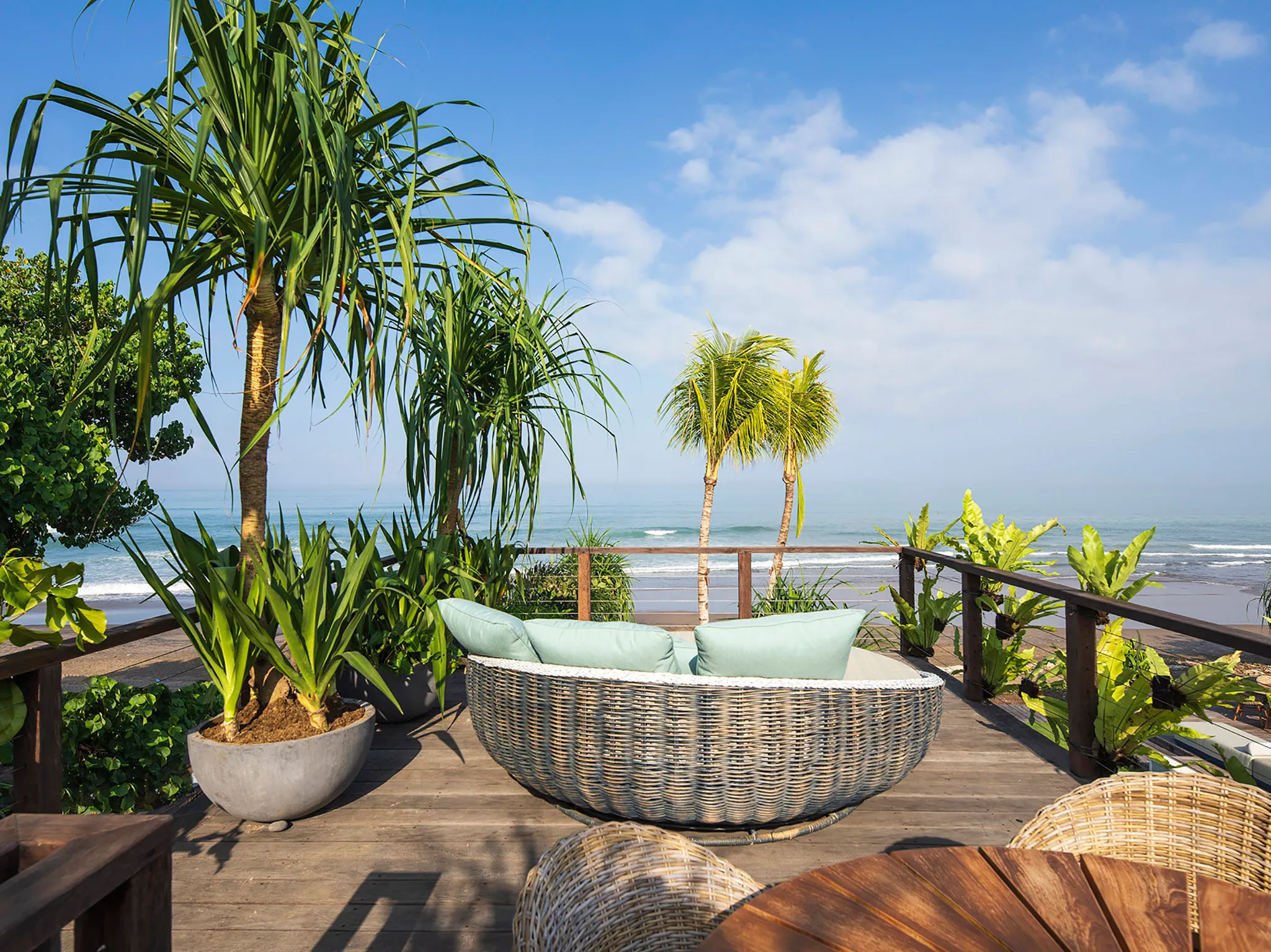 Noku Beach House - Absolute beachfront