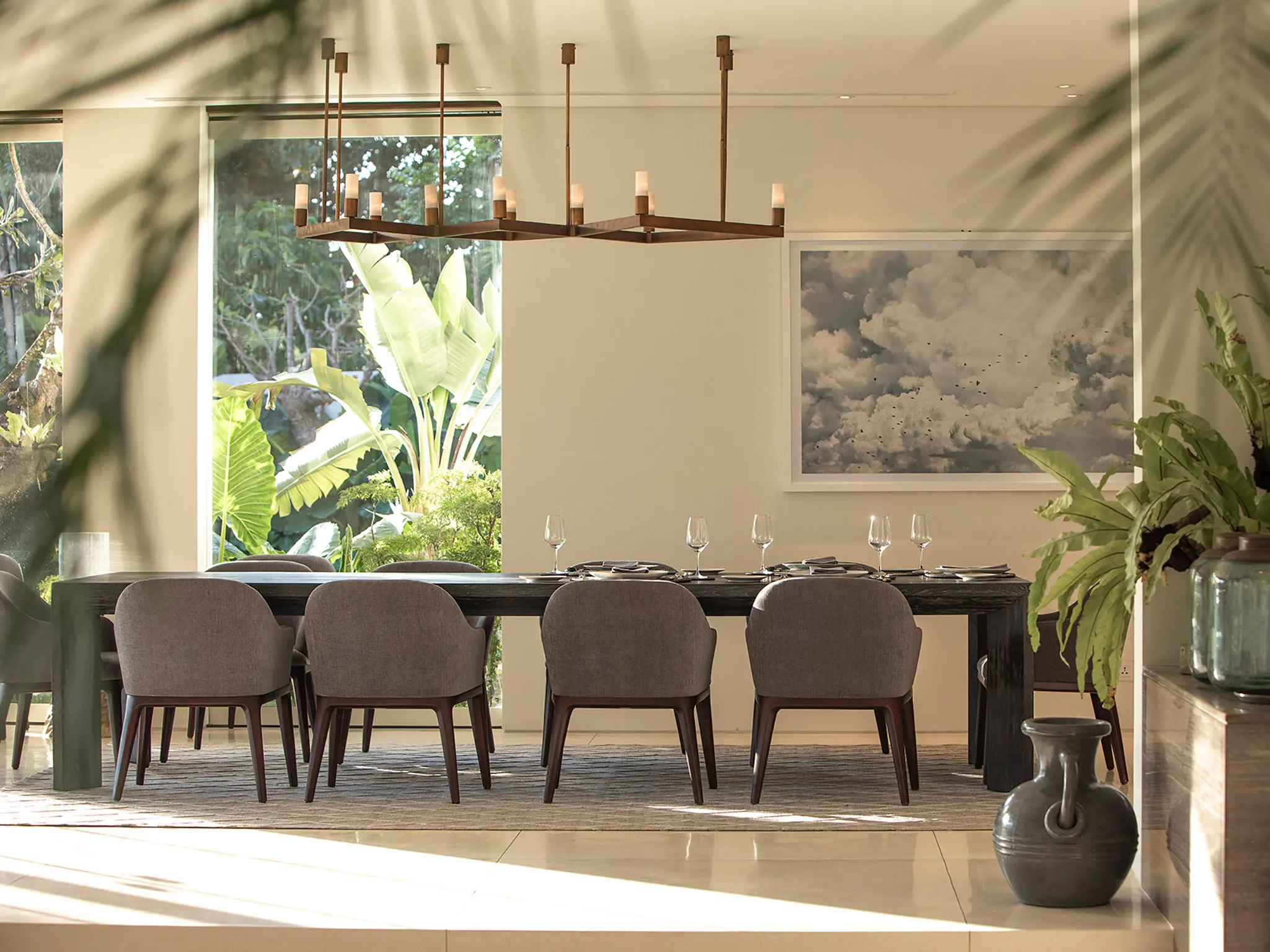 Noku Beach House - Modern dining area