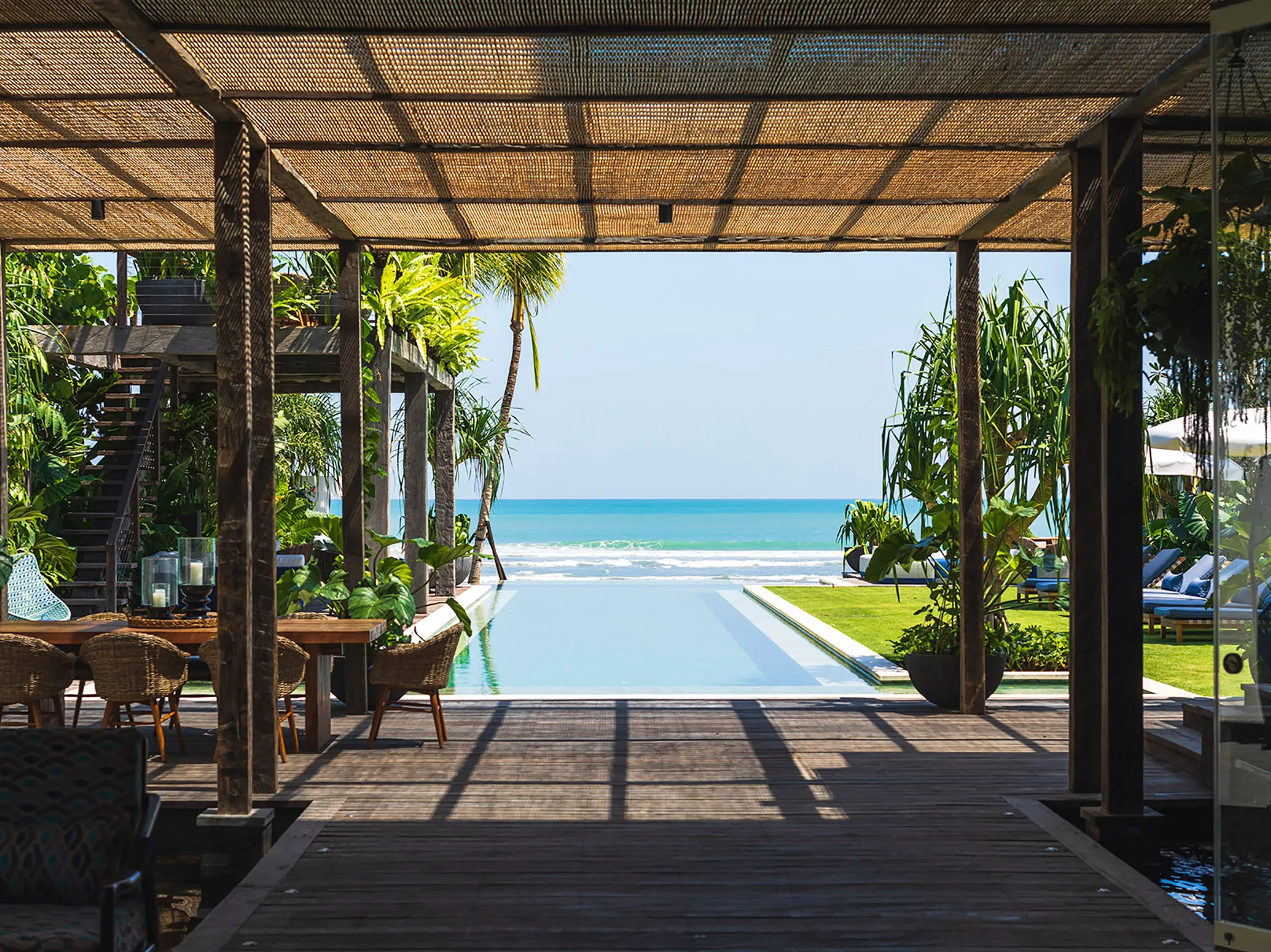Noku Beach House - Walkway to pool with beach view