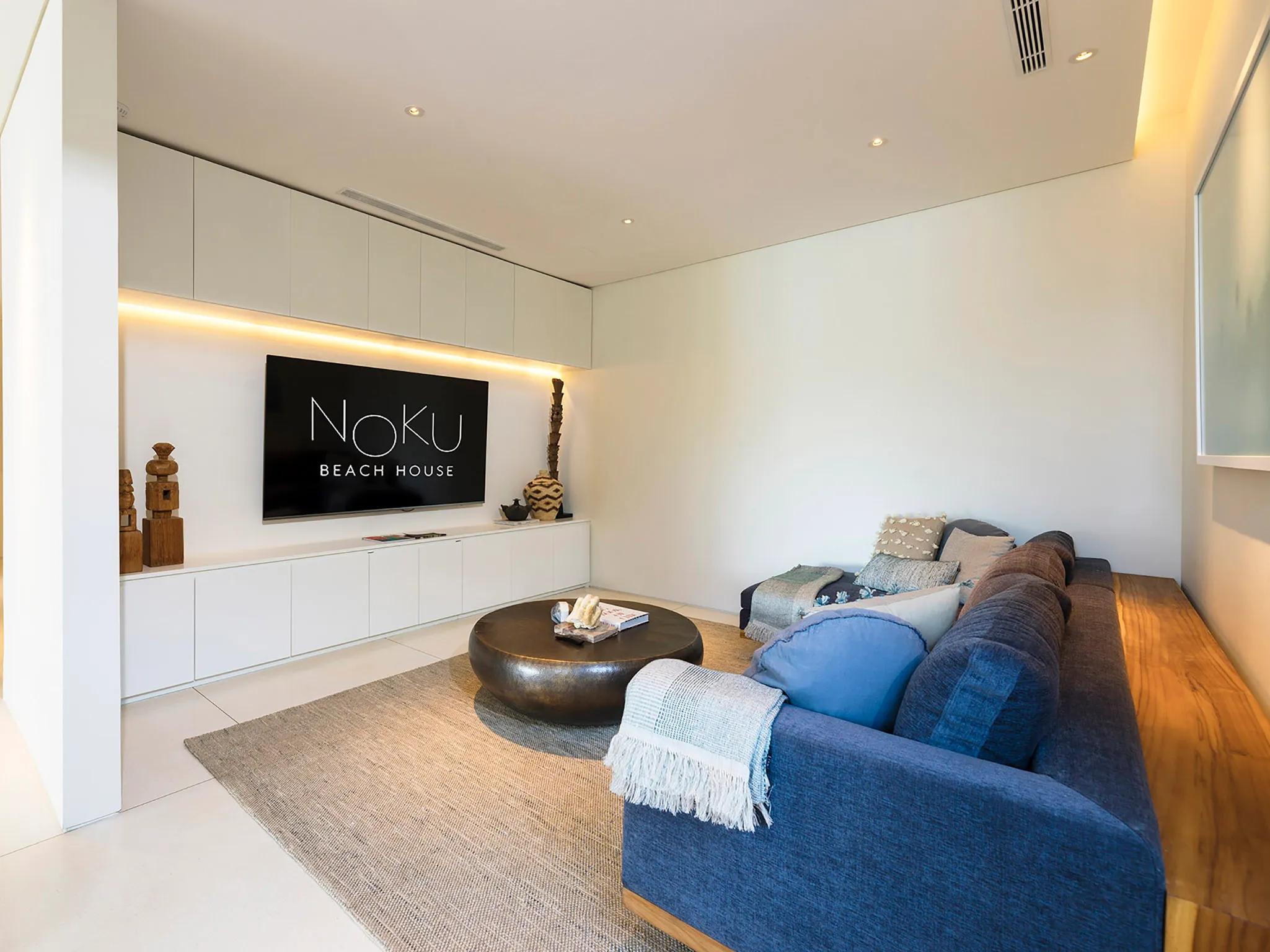 Noku Beach House - Wide TV screen and comfortable couch