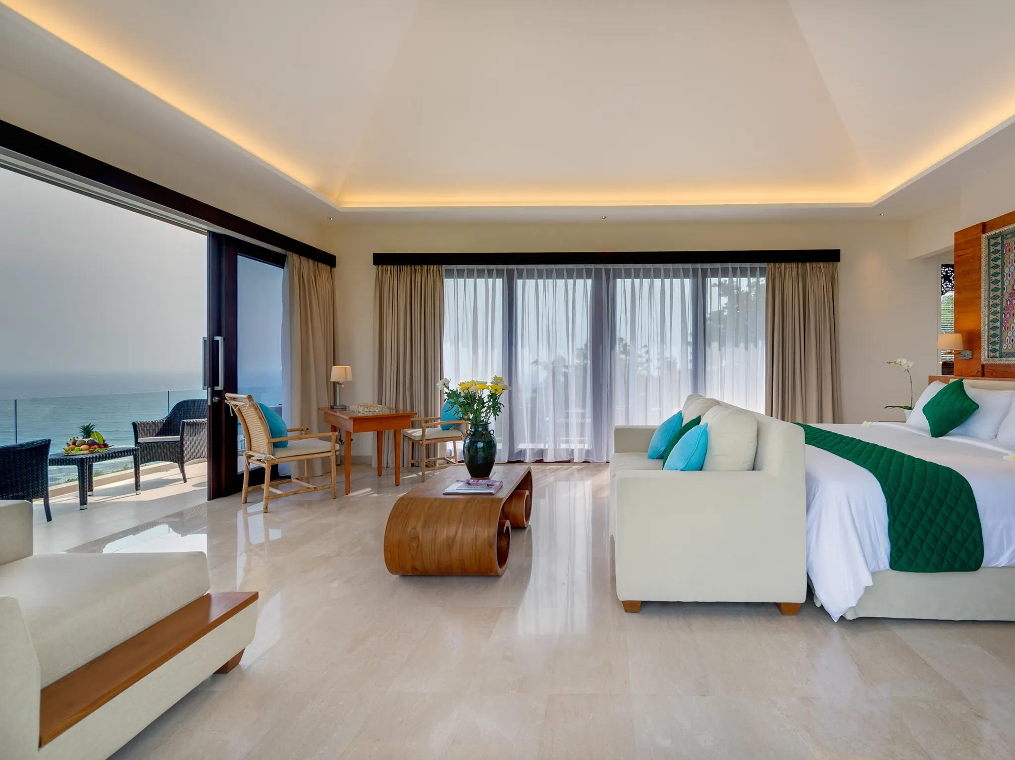 Pandawa Cliff Estate - The Pala - Upstairs king bedroom