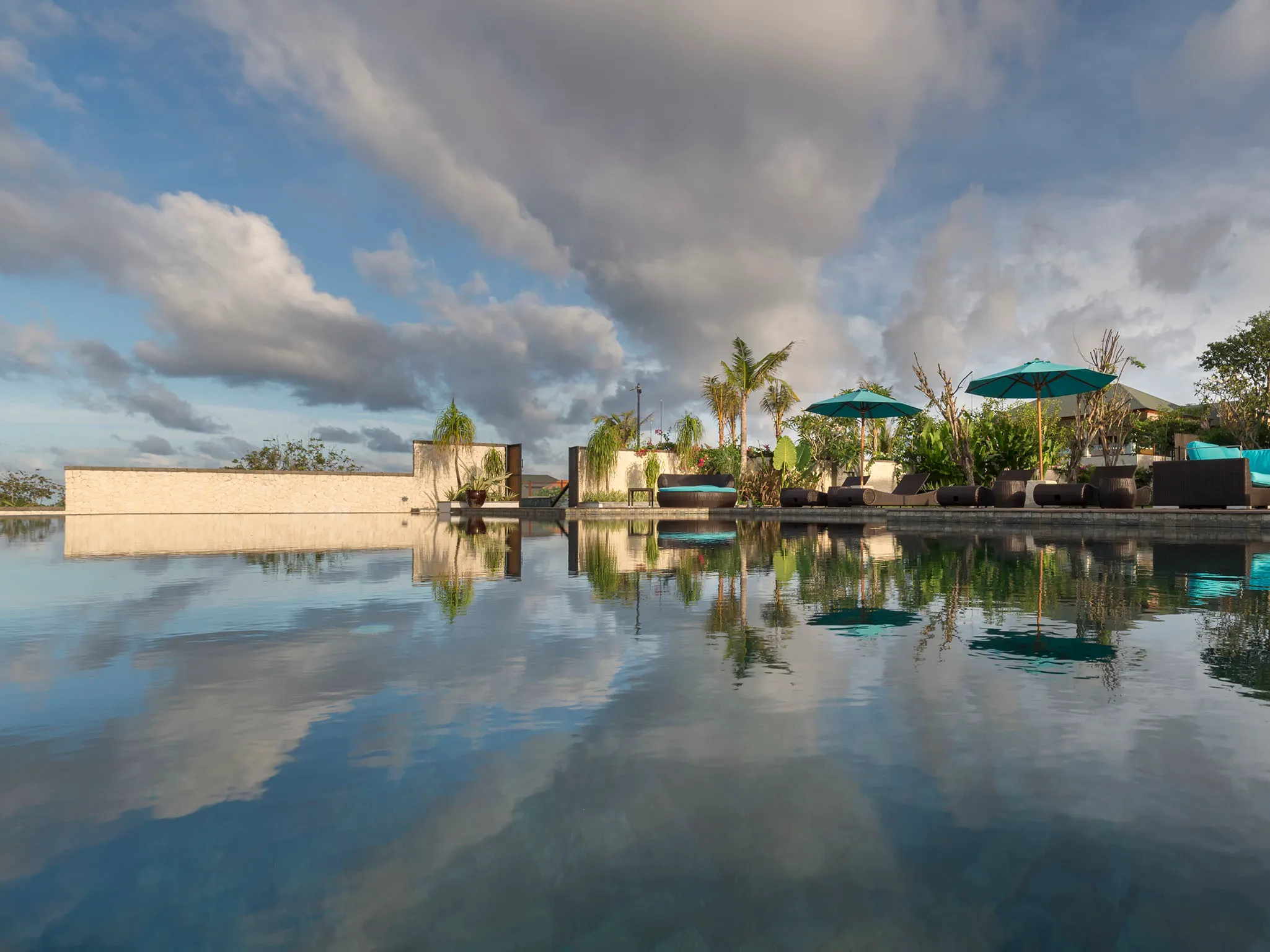 Pandawa Cliff Estate - The Pala - Cloud shadow over pool