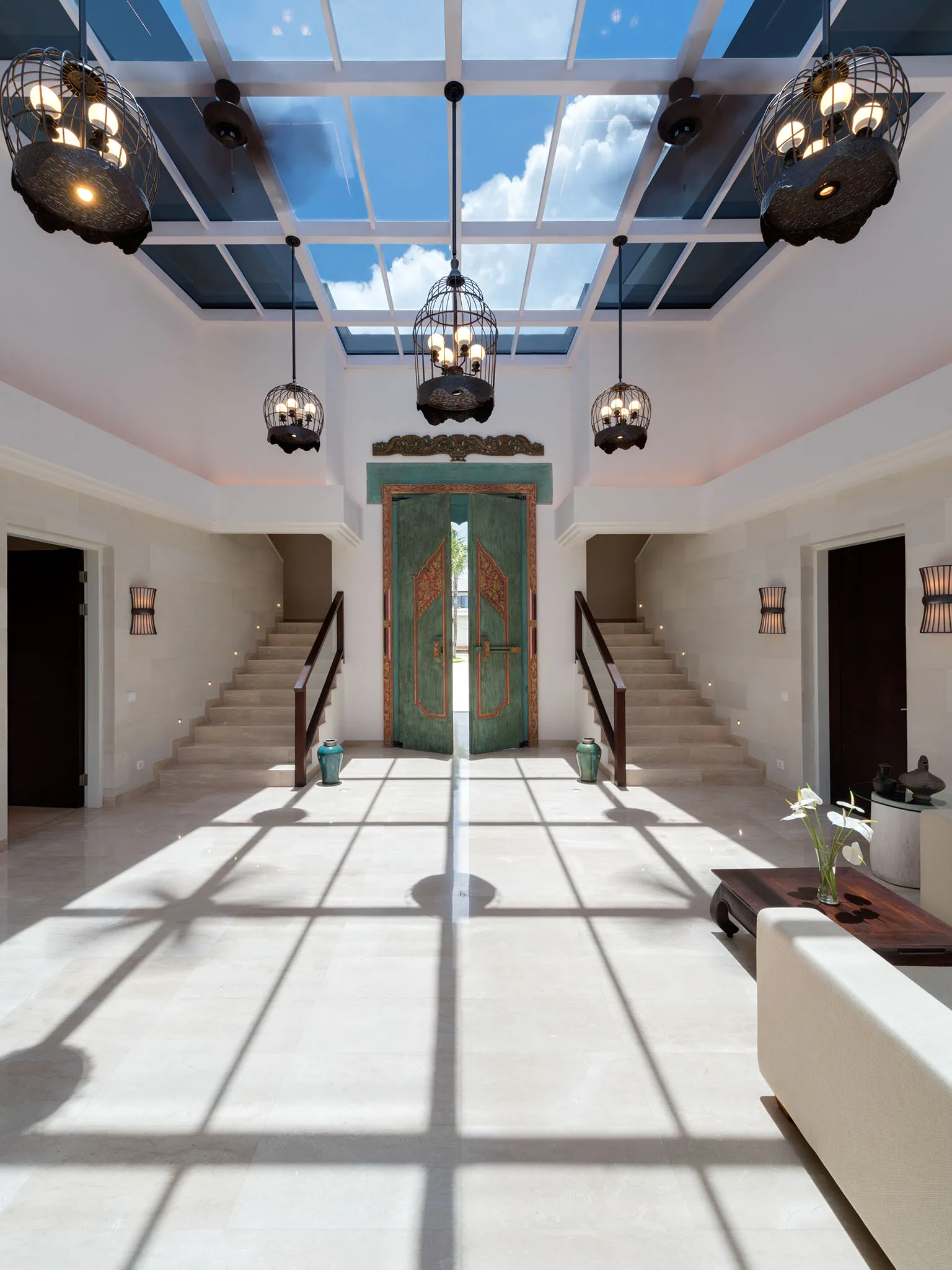 Pandawa Cliff Estate - The Pala - Entrance hall with view to main doors