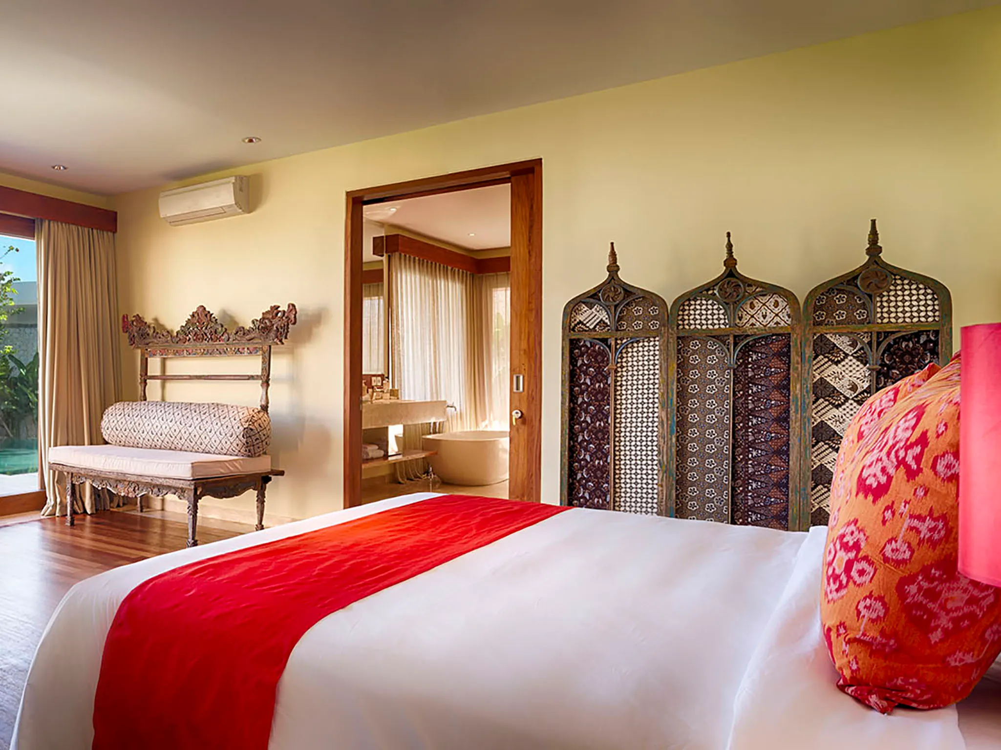 Pandawa Cliff Estate - Villa Markisa - Honeymoon suite decor