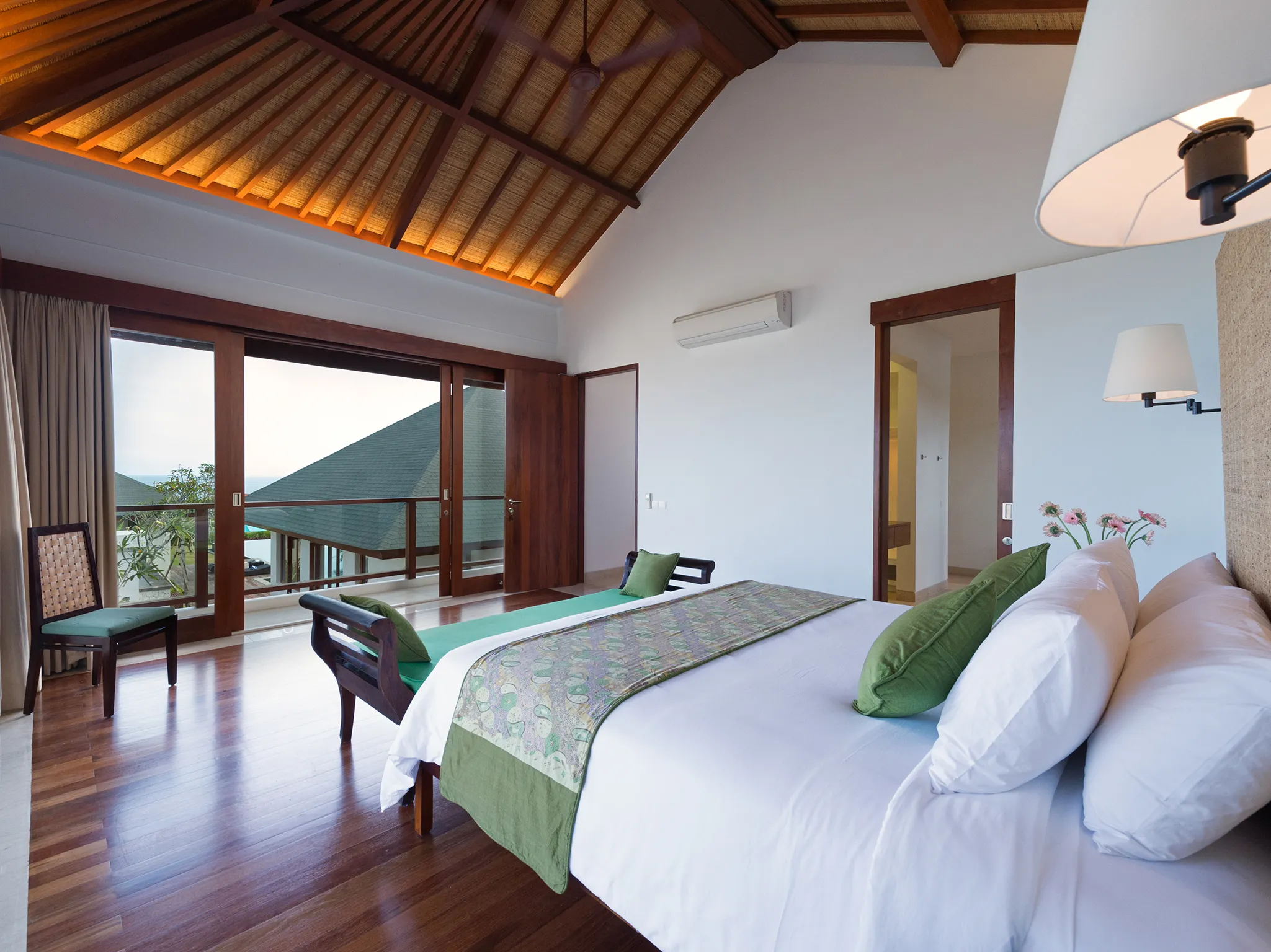 Pandawa Cliff Estate - Villa Marie - Upstairs king bedroom
