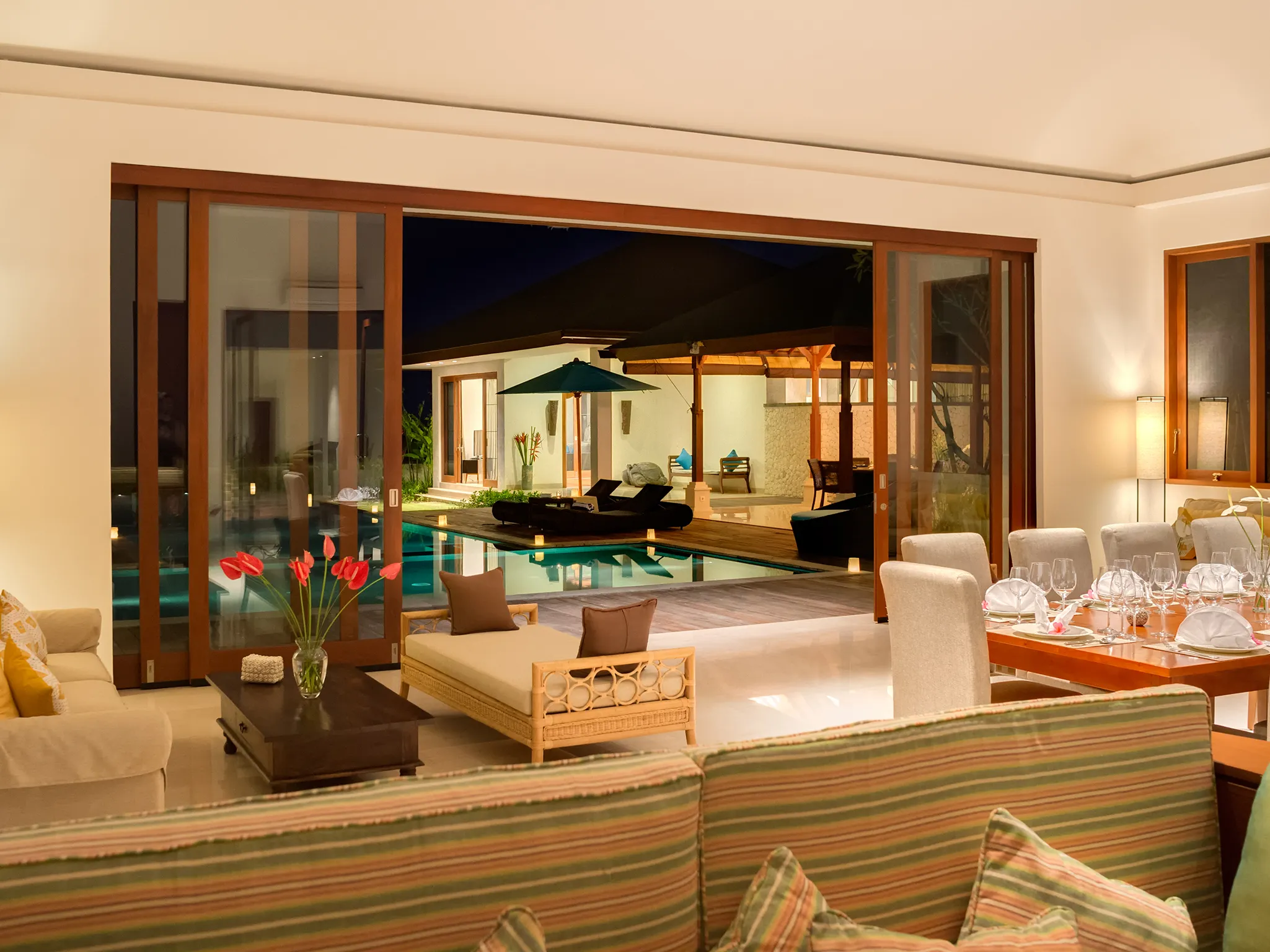 Pandawa Cliff Estate - Villa Marie - Living area with pool view