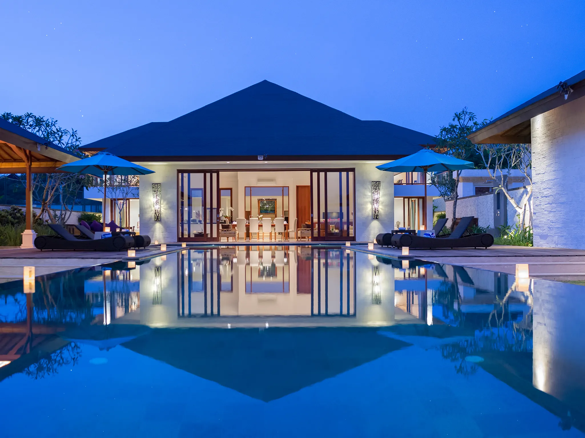 Pandawa Cliff Estate - Villa Marie - The villa lit up at night