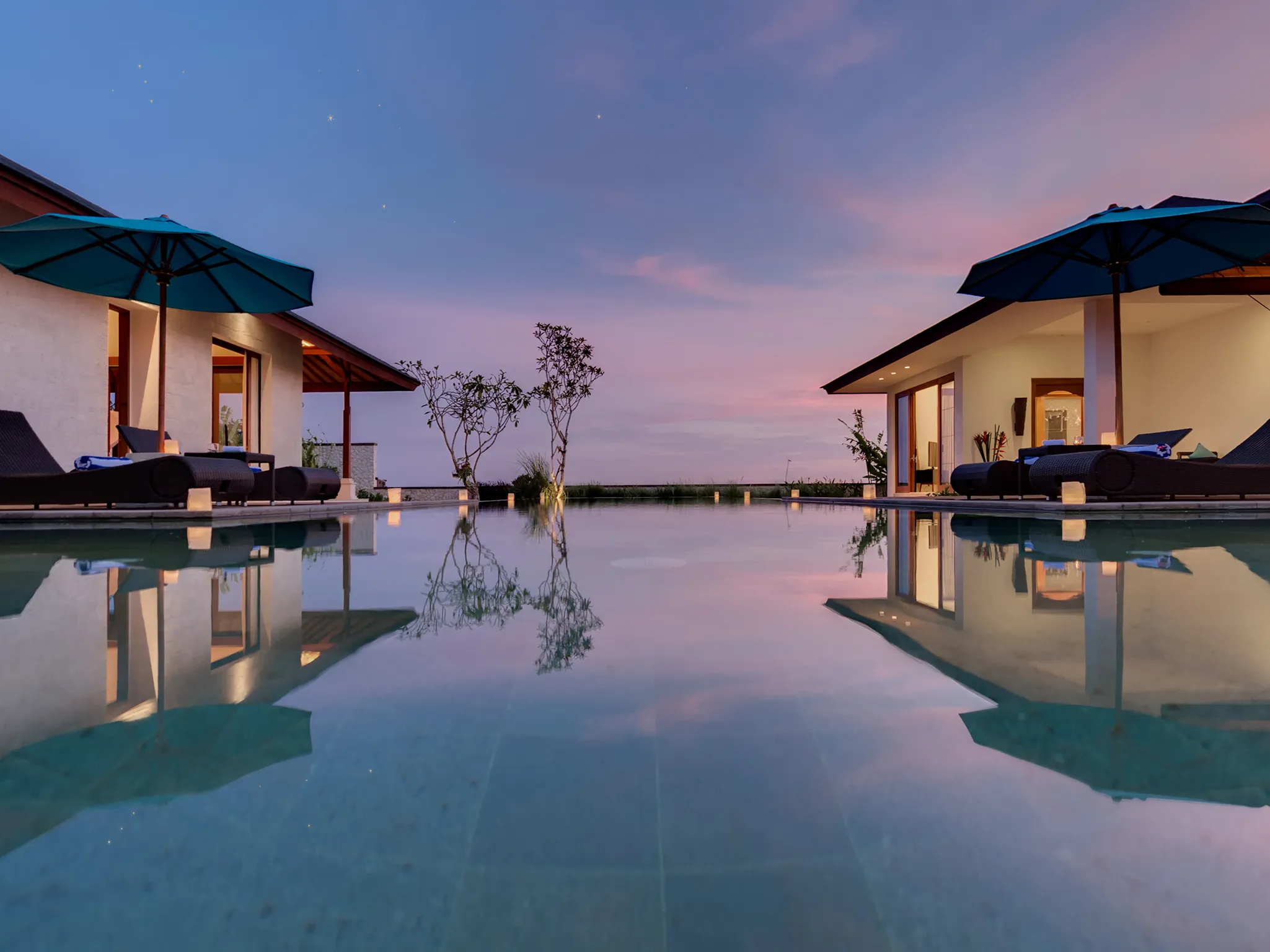 Pandawa Cliff Estate - Villa Marie - The pool at twilight