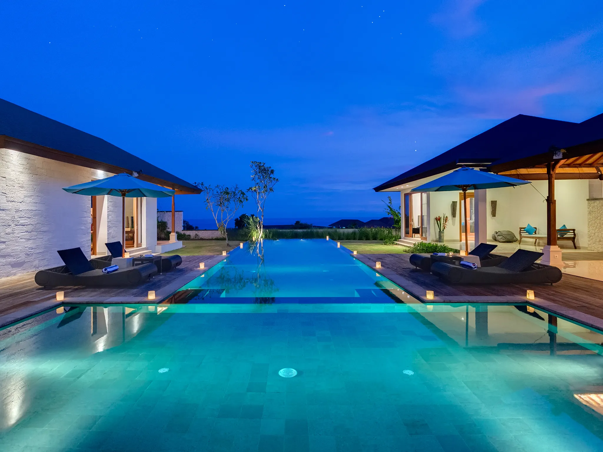 Pandawa Cliff Estate - Villa Marie - The pool lit up at night