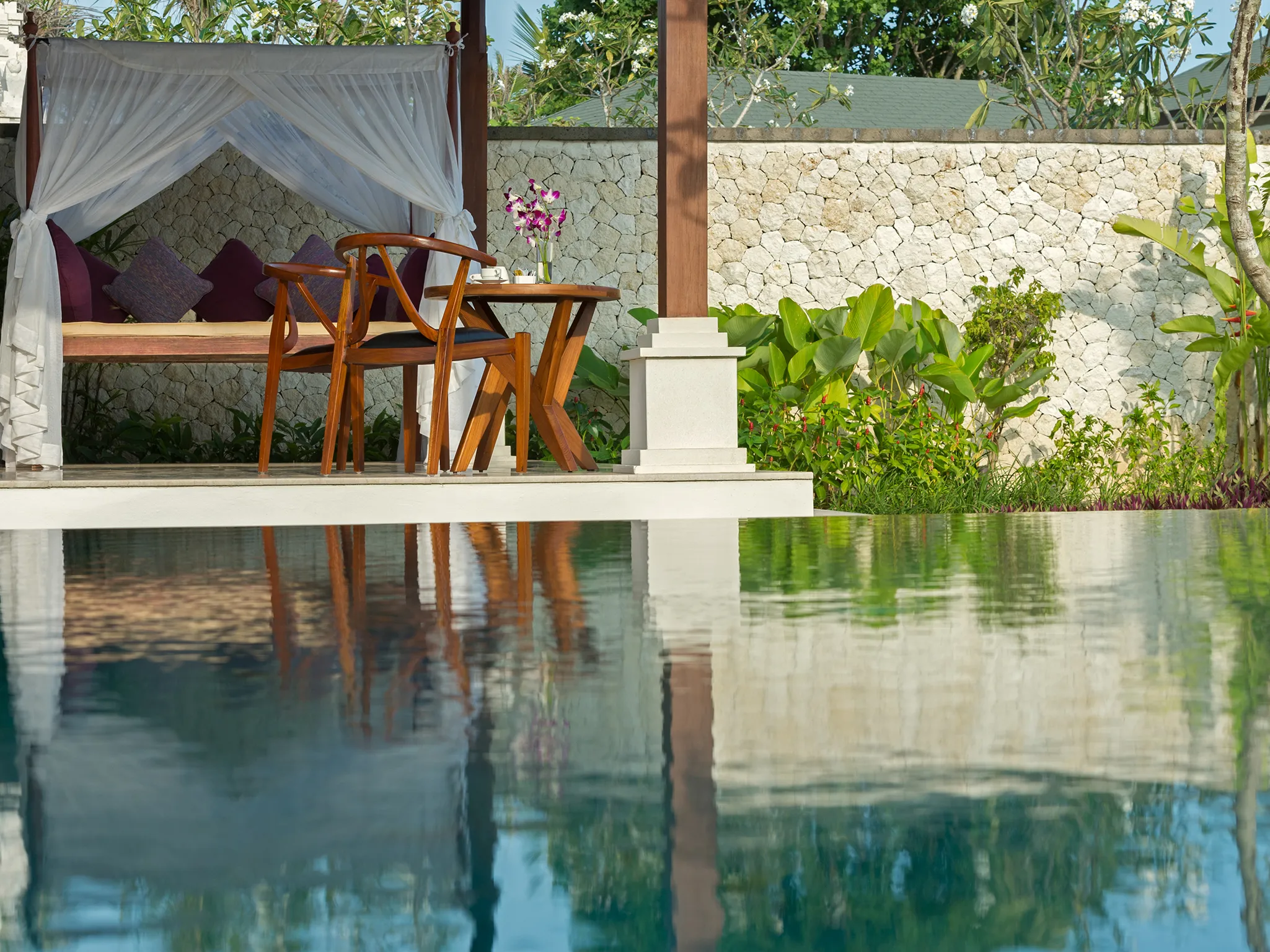 Pandawa Cliff Estate - Villa Marie - Pool side bale