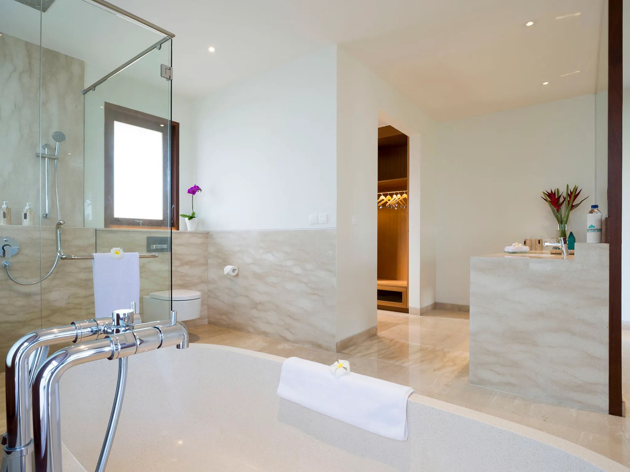 Pandawa Cliff Estate - Villa Markisa - Guest bedroom bathroom opulence