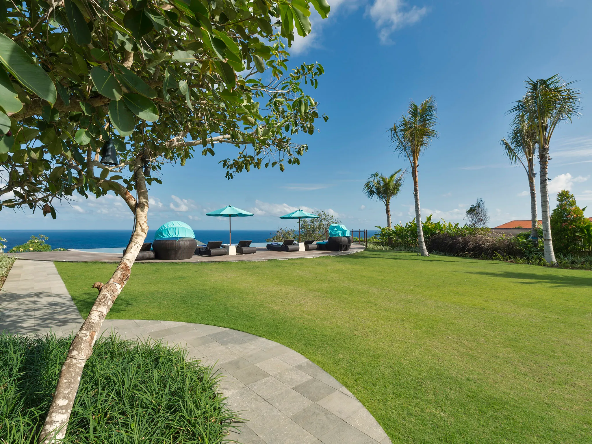 Pandawa Cliff Estate - Villa Rose - Garden and pool