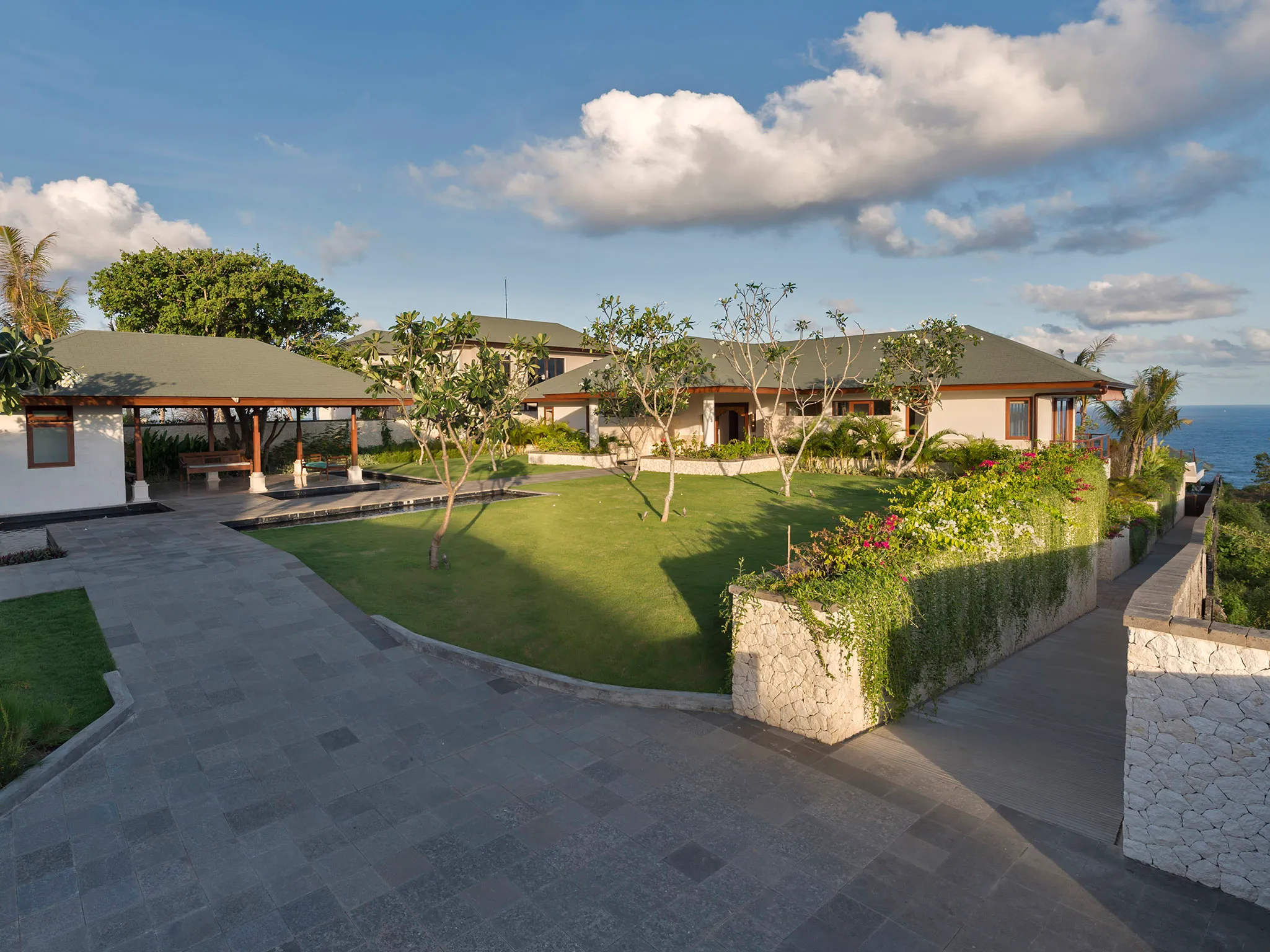 Pandawa Cliff Estate - Villa Rose - Front garden