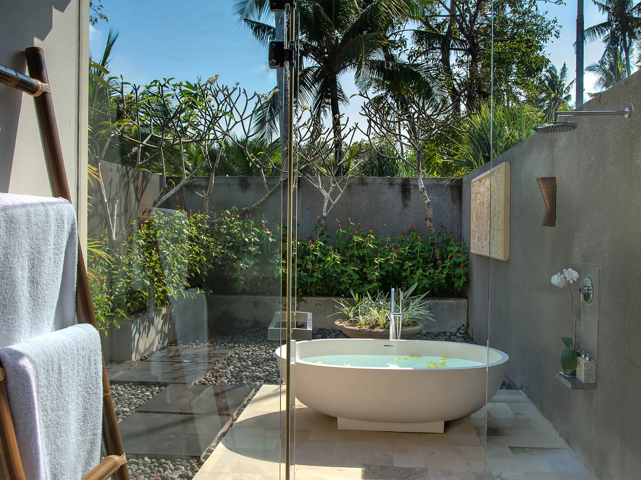 Seseh Beach Villa I - Guest bedroom one ensuite