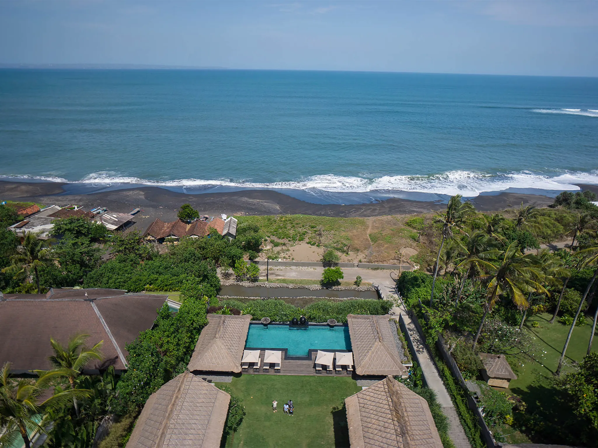 Seseh Beach Villa I - Garden view to the sea