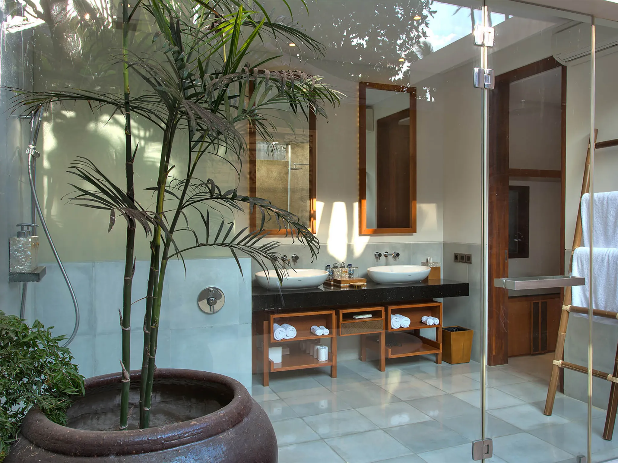 Seseh Beach Villa I - Master bedroom one ensuite