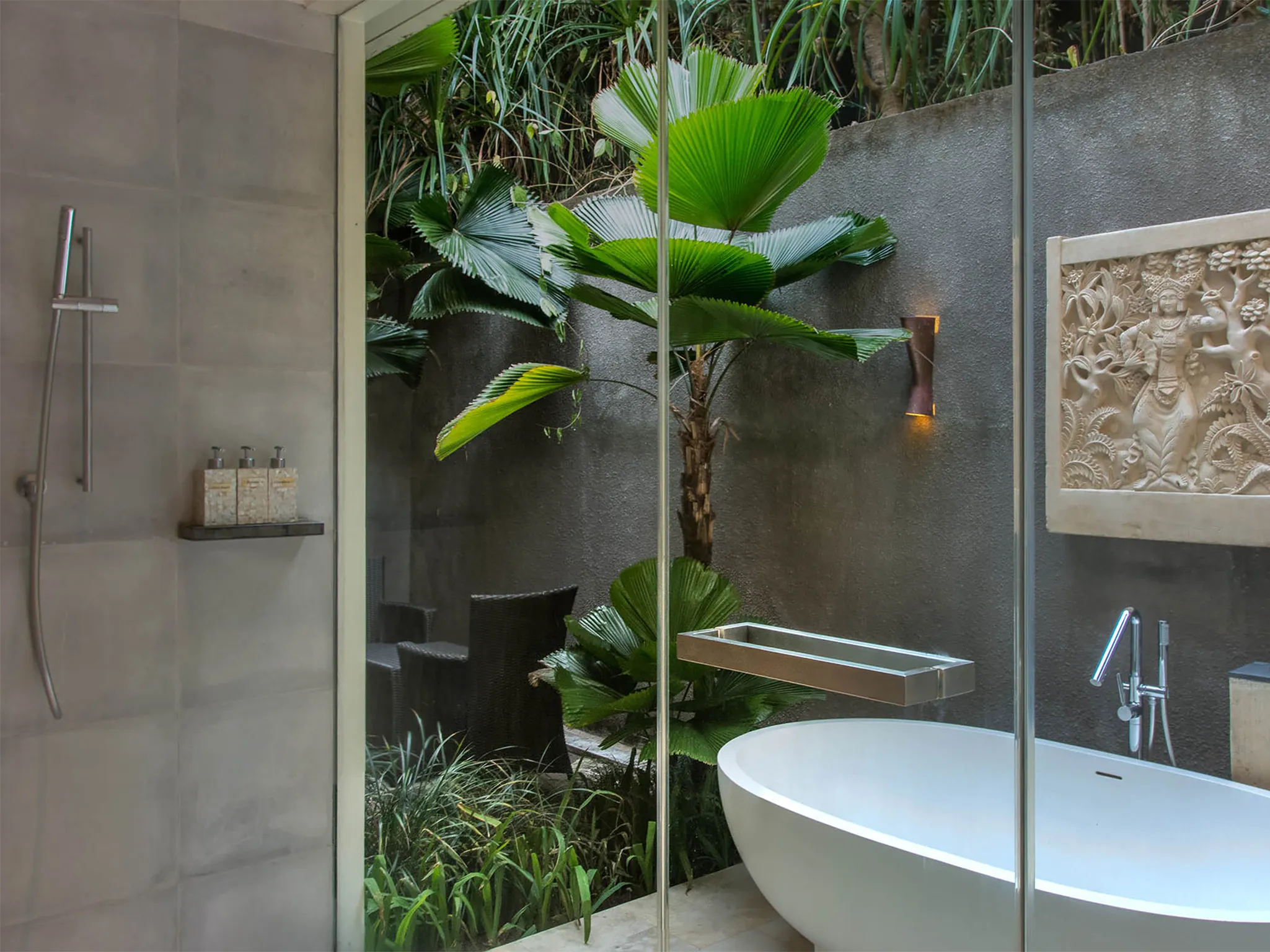Seseh Beach Villa I - Guest bedroom three ensuite bathtub