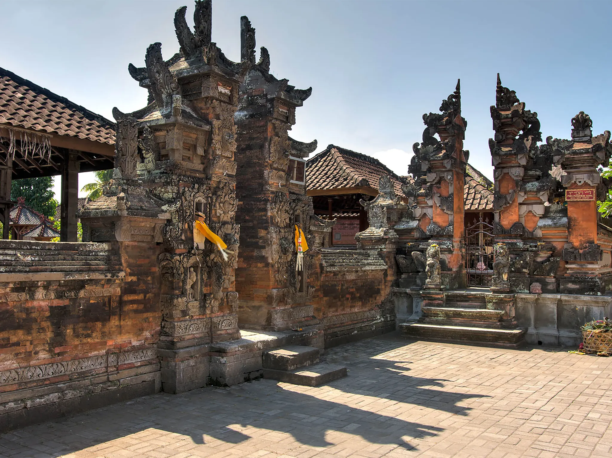 Seseh Beach Villas - The local temple