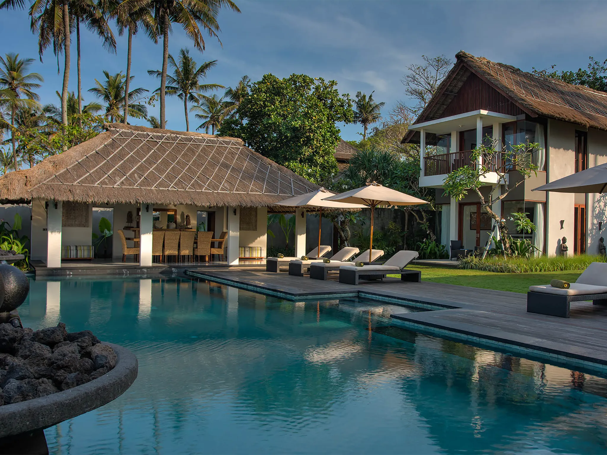 Seseh Beach Villa I - Pool and poolside living bale