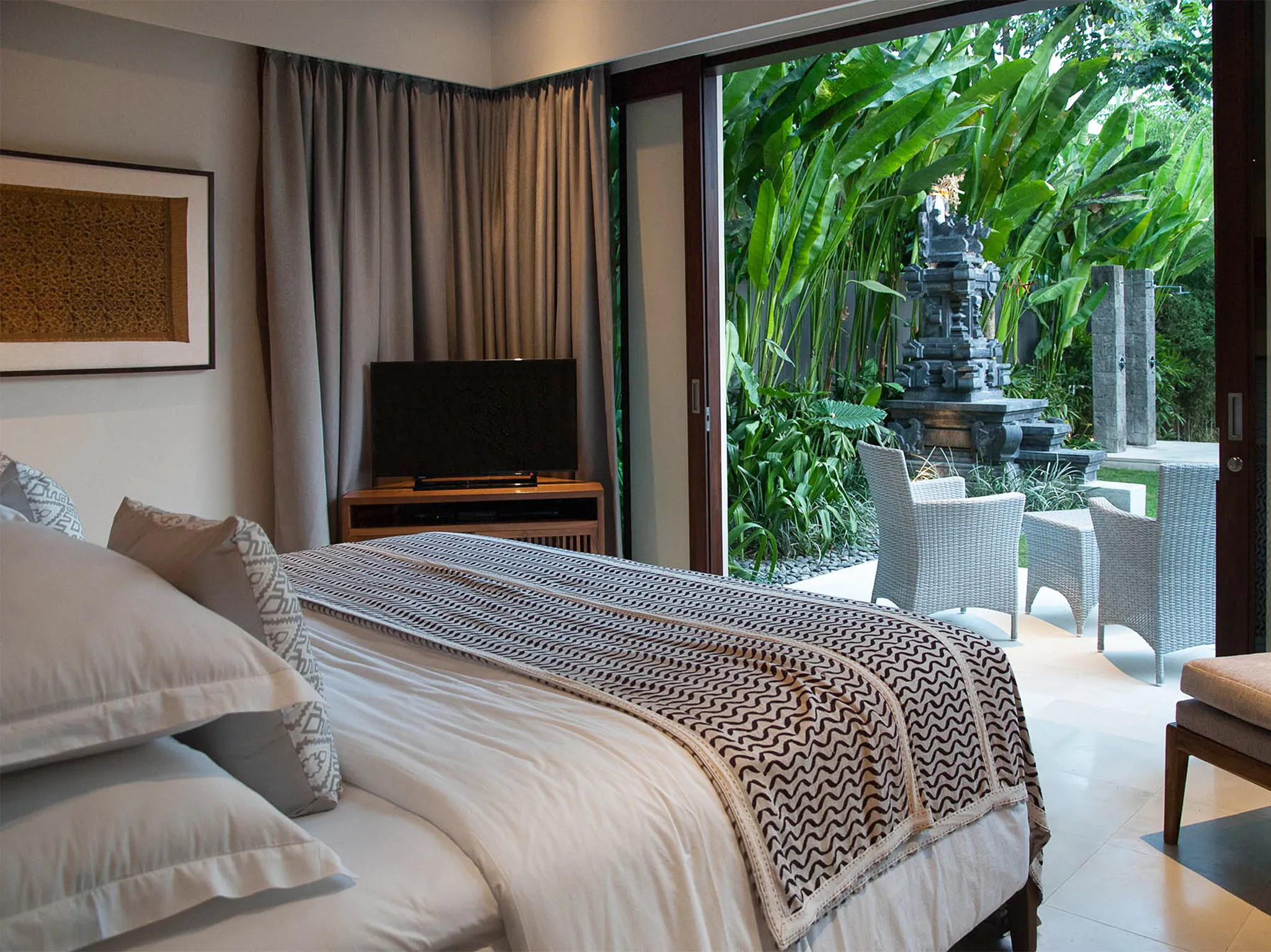 Seseh Beach Villa II - Downstairs guest bedroom