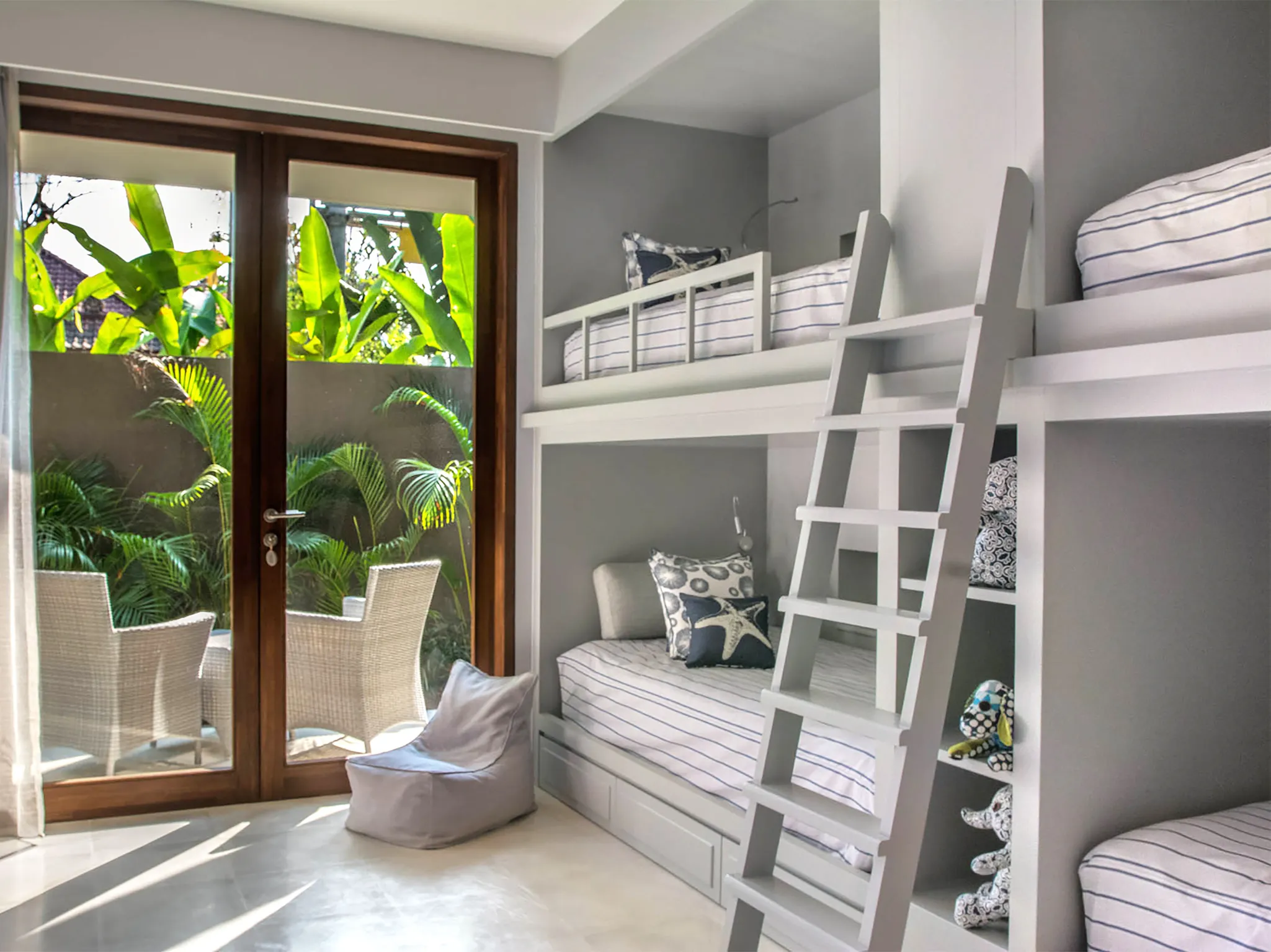 Seseh Beach Villa II - Kids bedroom and terrace