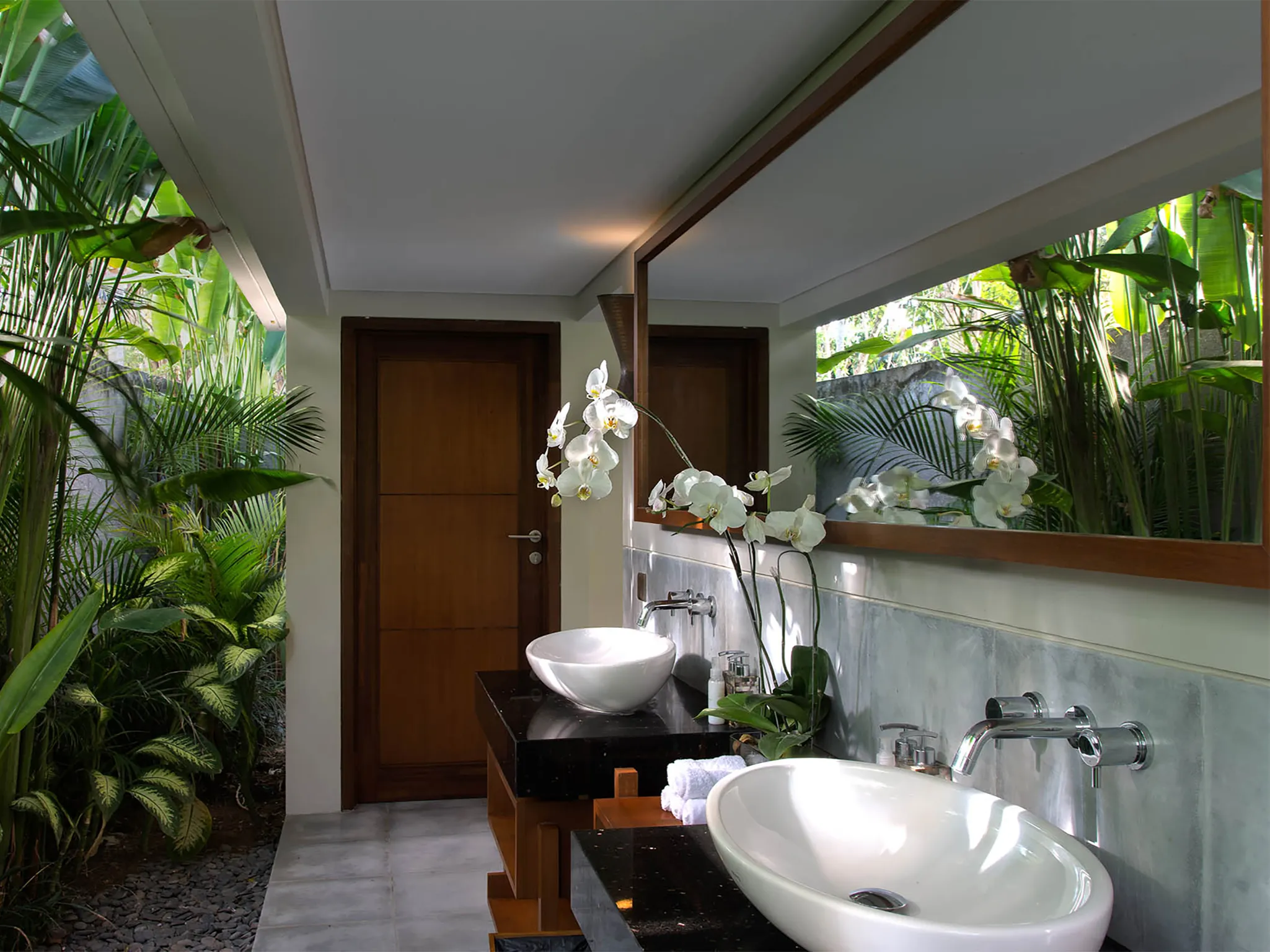 Seseh Beach Villa II - Downstairs guest bedroom ensuite