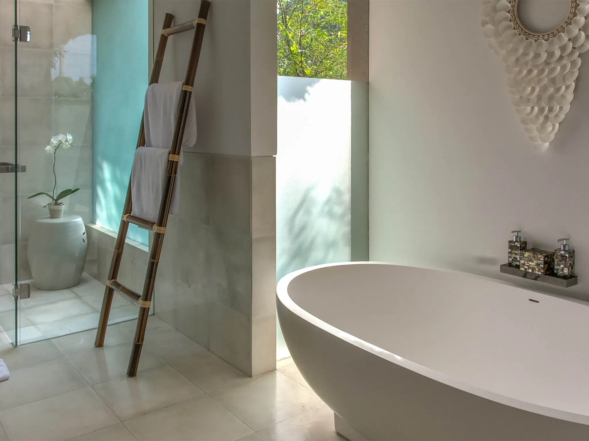 Seseh Beach Villa II - Master bedroom ensuite