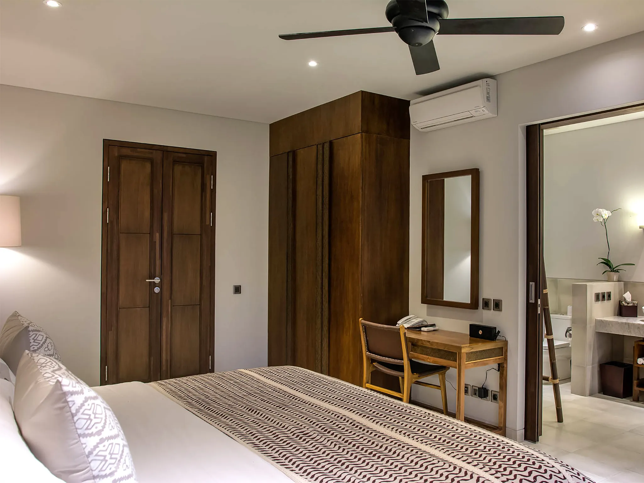 Seseh Beach Villa II - Upstairs guest bedroom one with ensuite