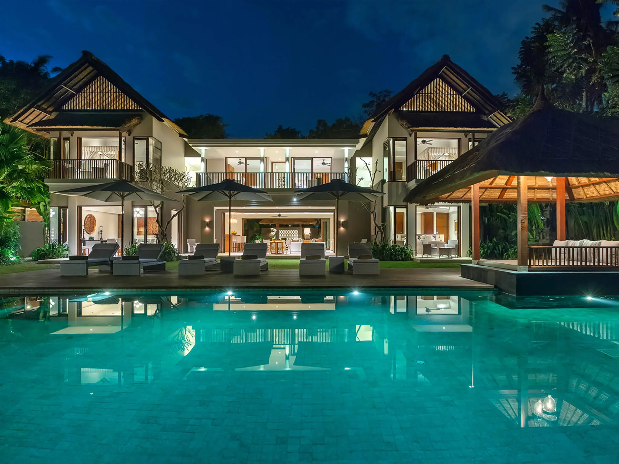 Seseh Beach Villa II - The villa at night