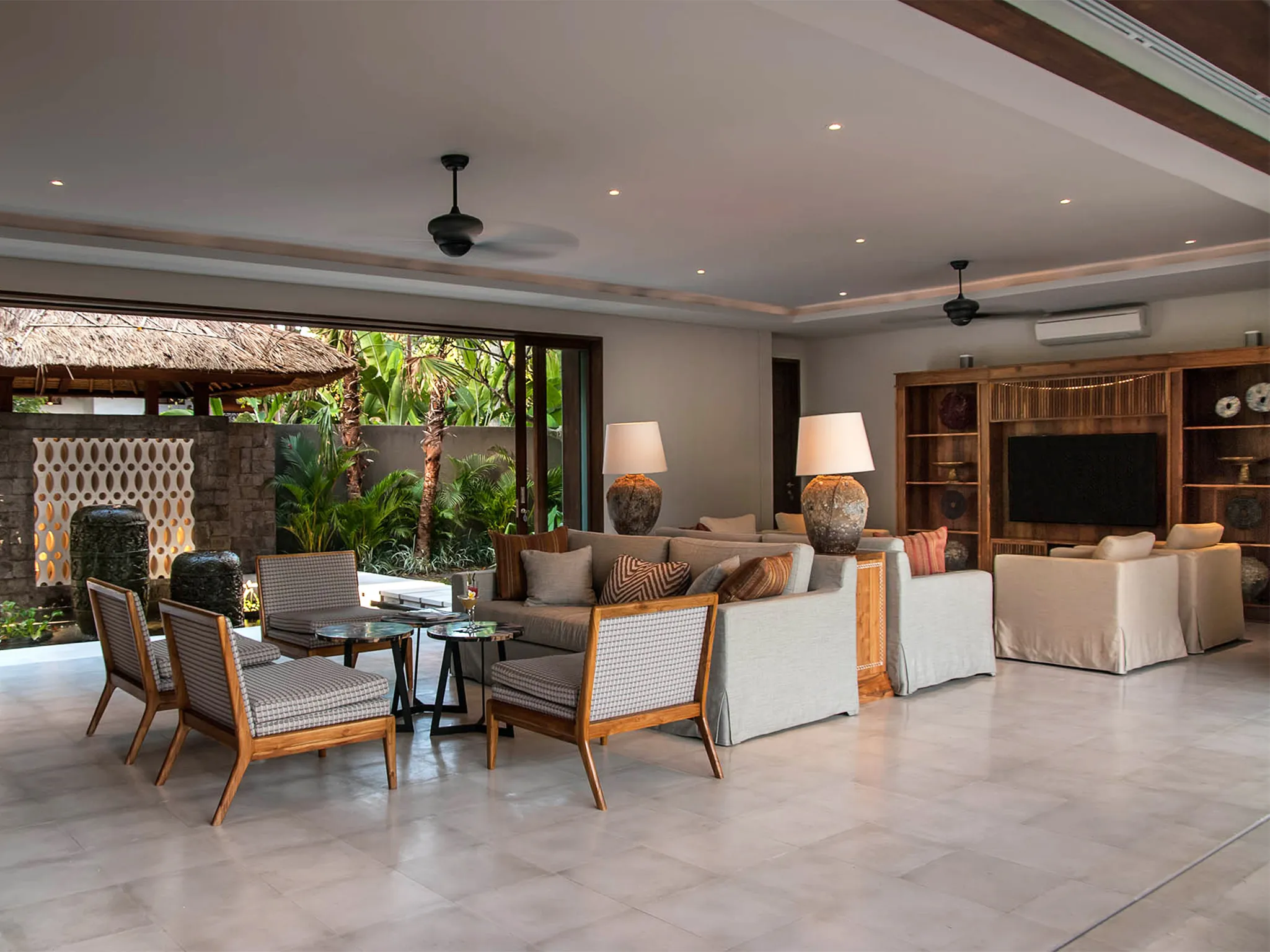Seseh Beach Villa II - Stylish living area