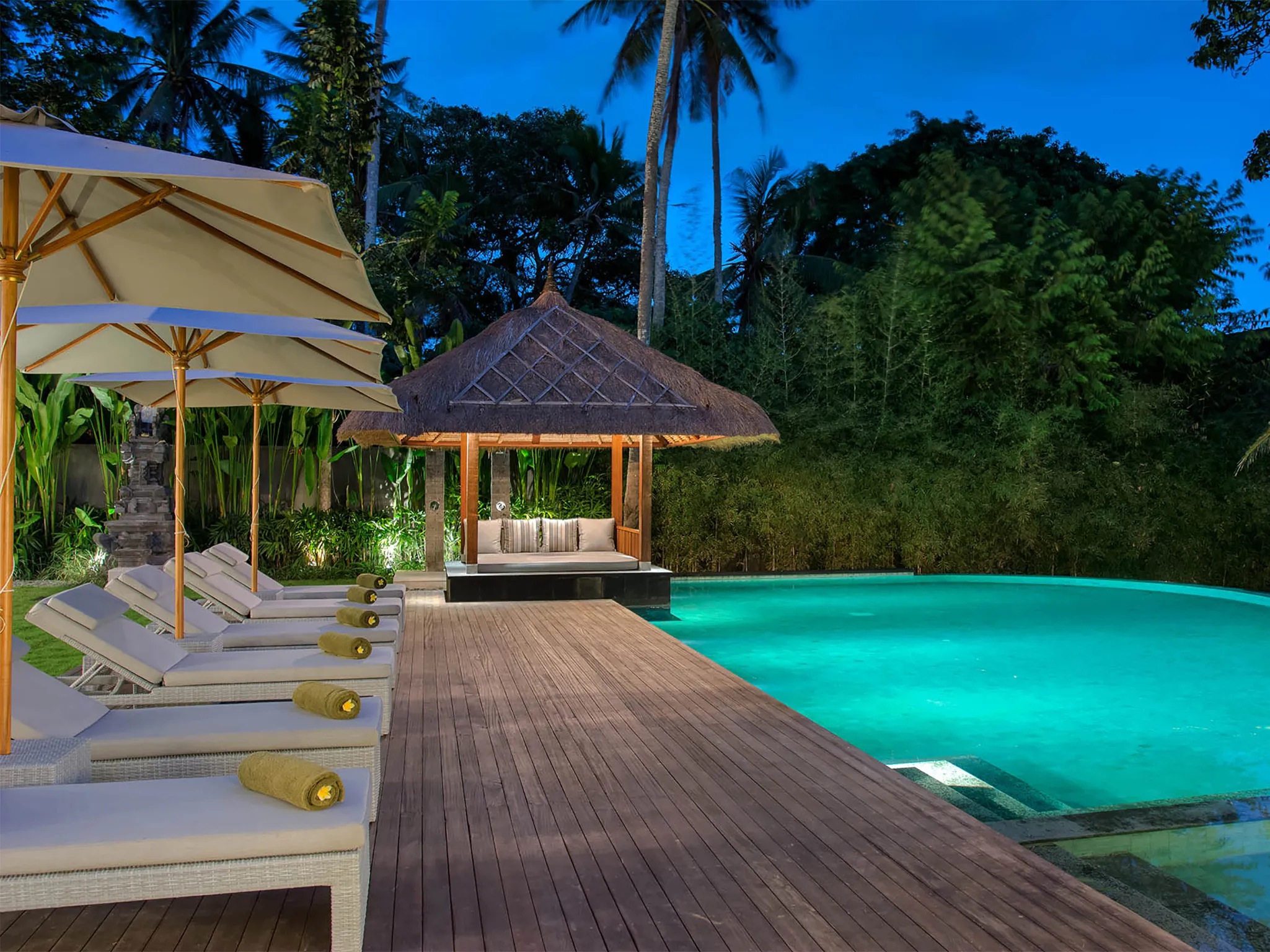 Seseh Beach Villa II - Evening poolside