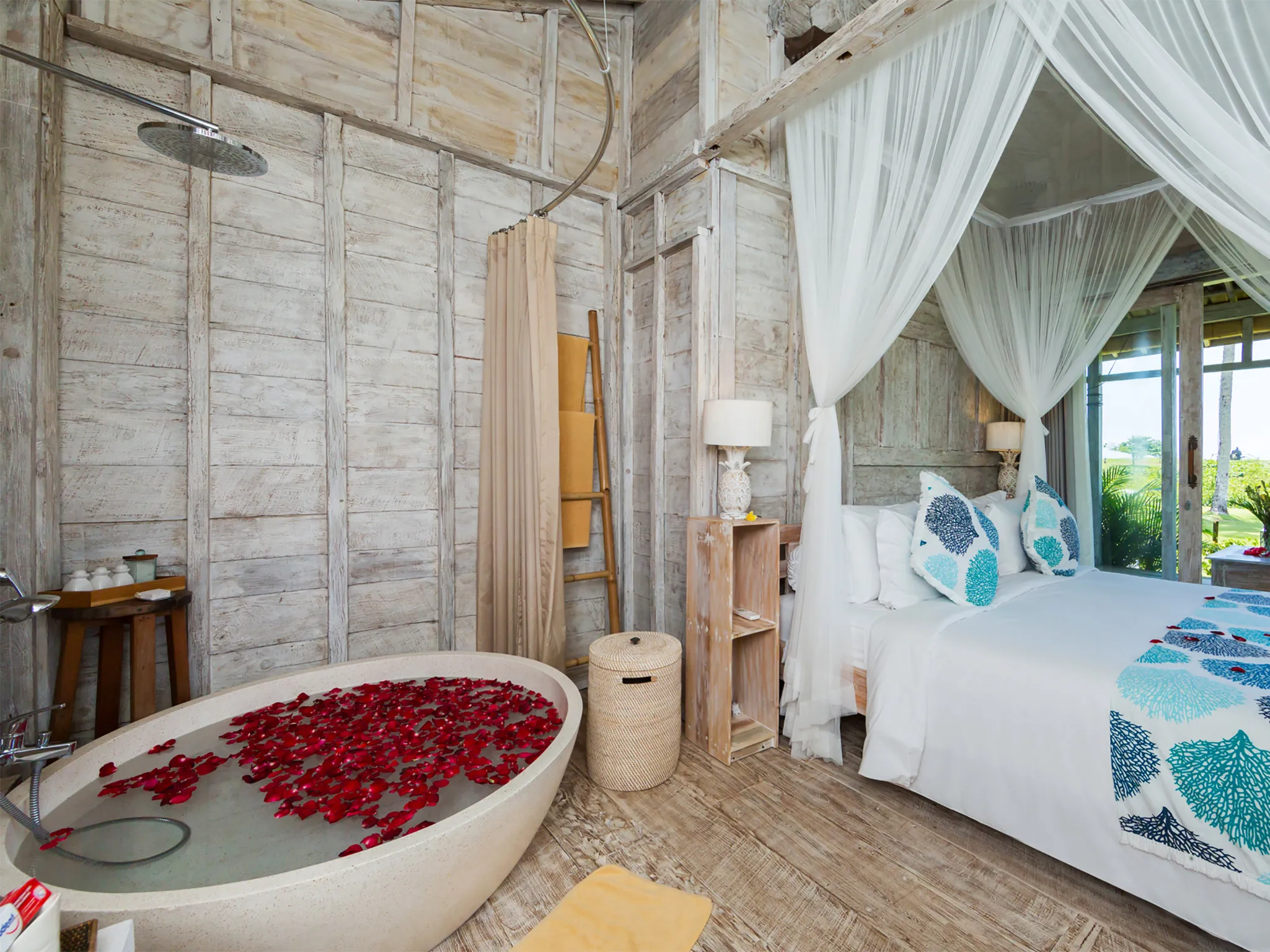Villa Sungai Tinggi - Romantic teakwood pannelled retreats at Joglo
