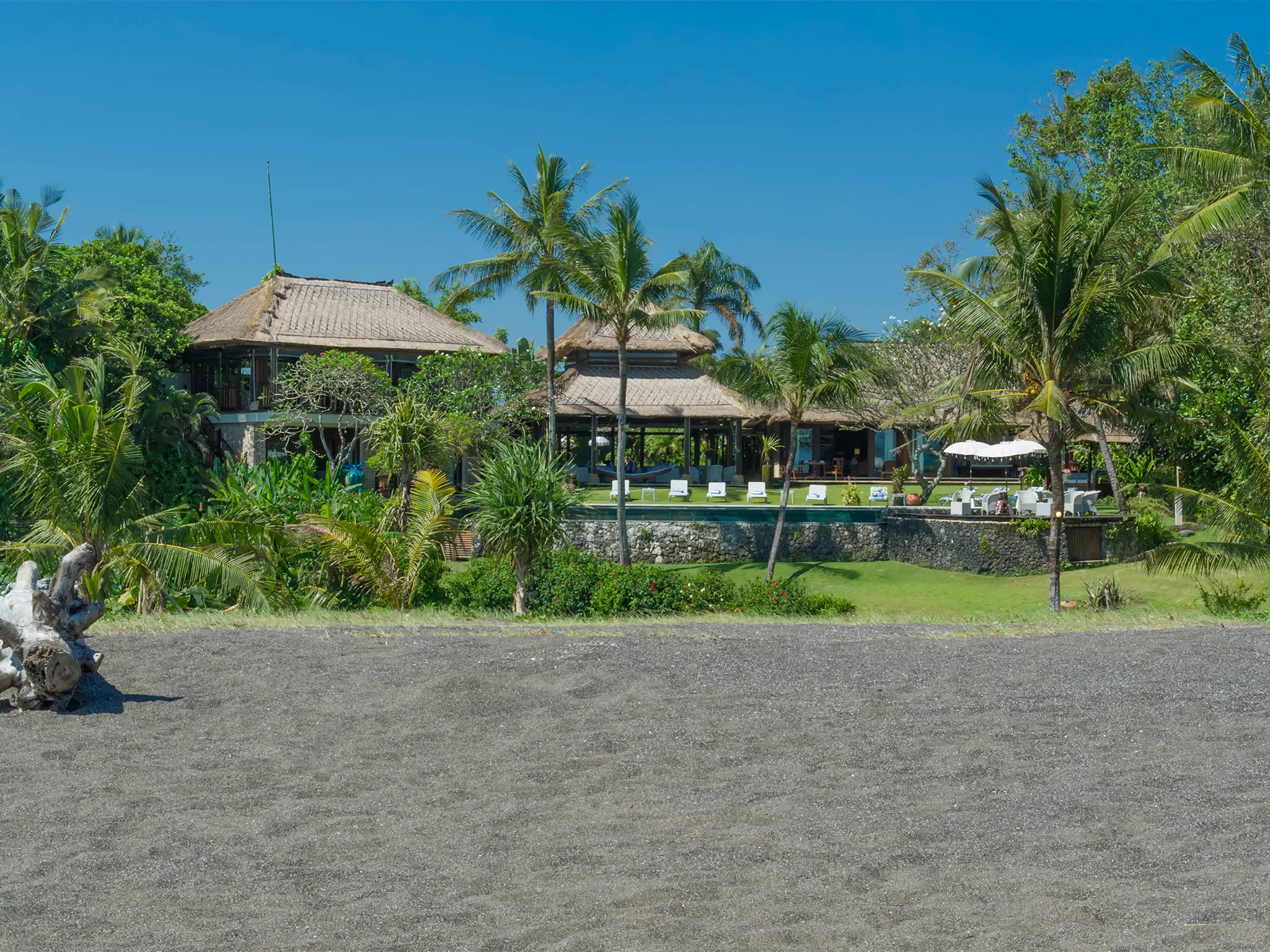 Villa Sungai Tinggi - Beach and villa view