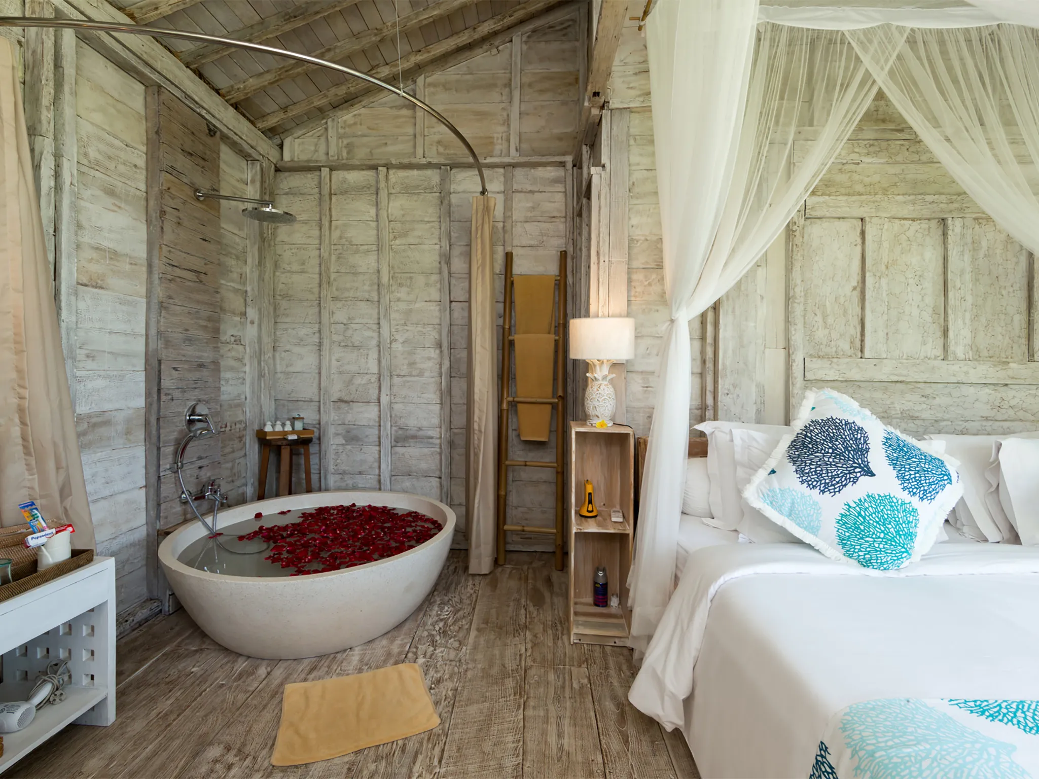 Villa Sungai Tinggi - Joglo bedroom preview