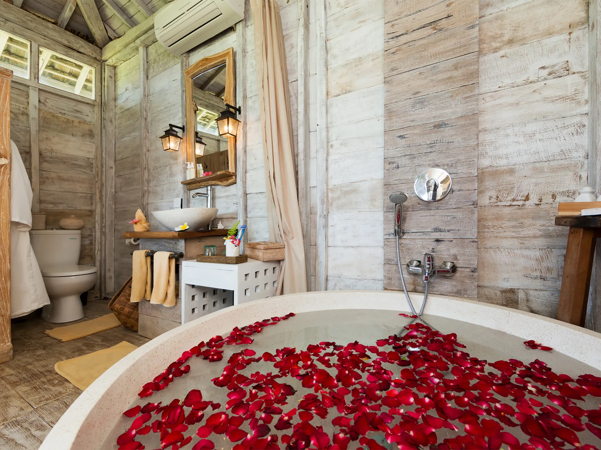 Villa Sungai Tinggi - Joglo ensuite bathroom