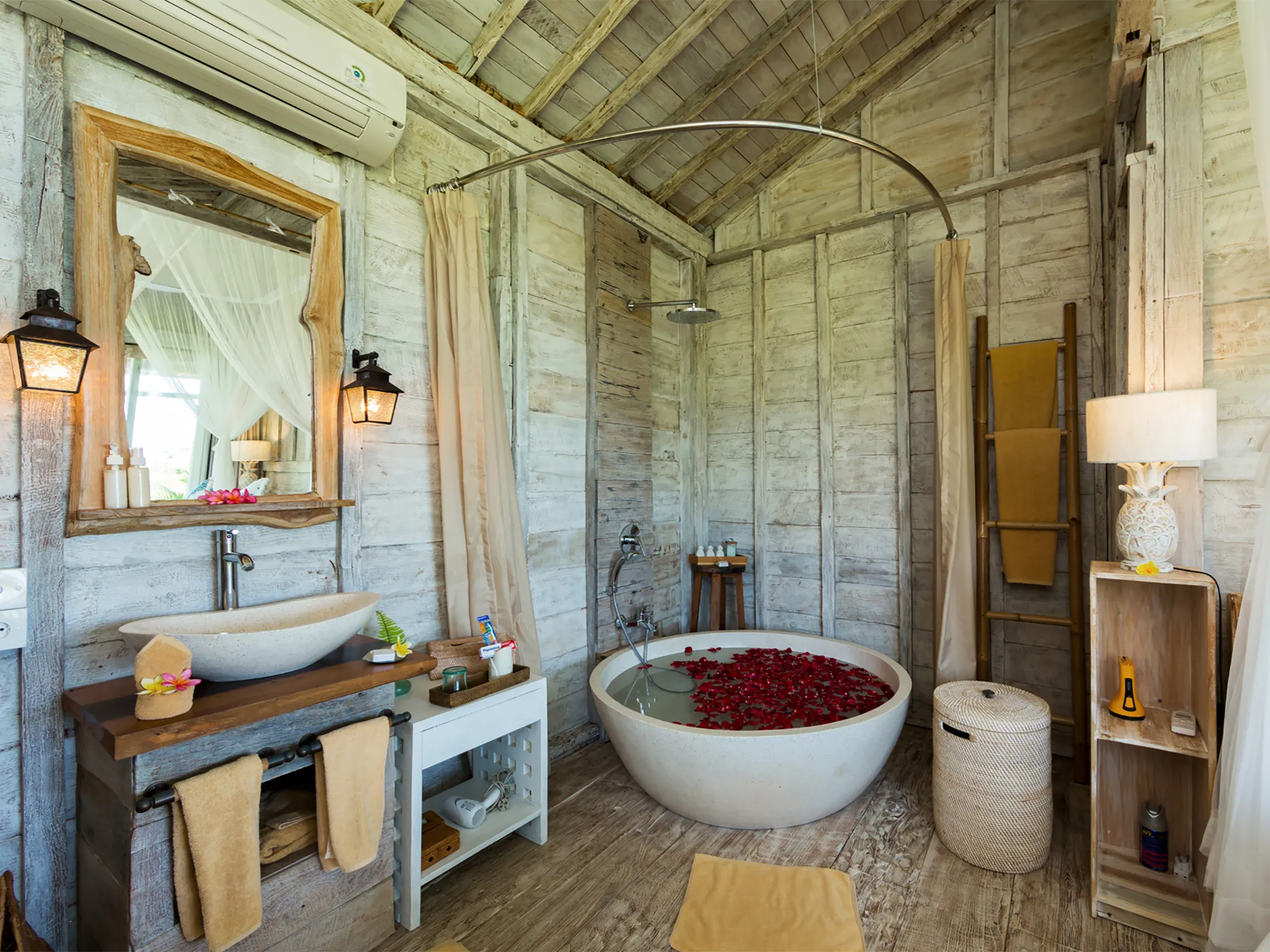 Villa Sungai Tinggi - Joglo ensuite bathroom design
