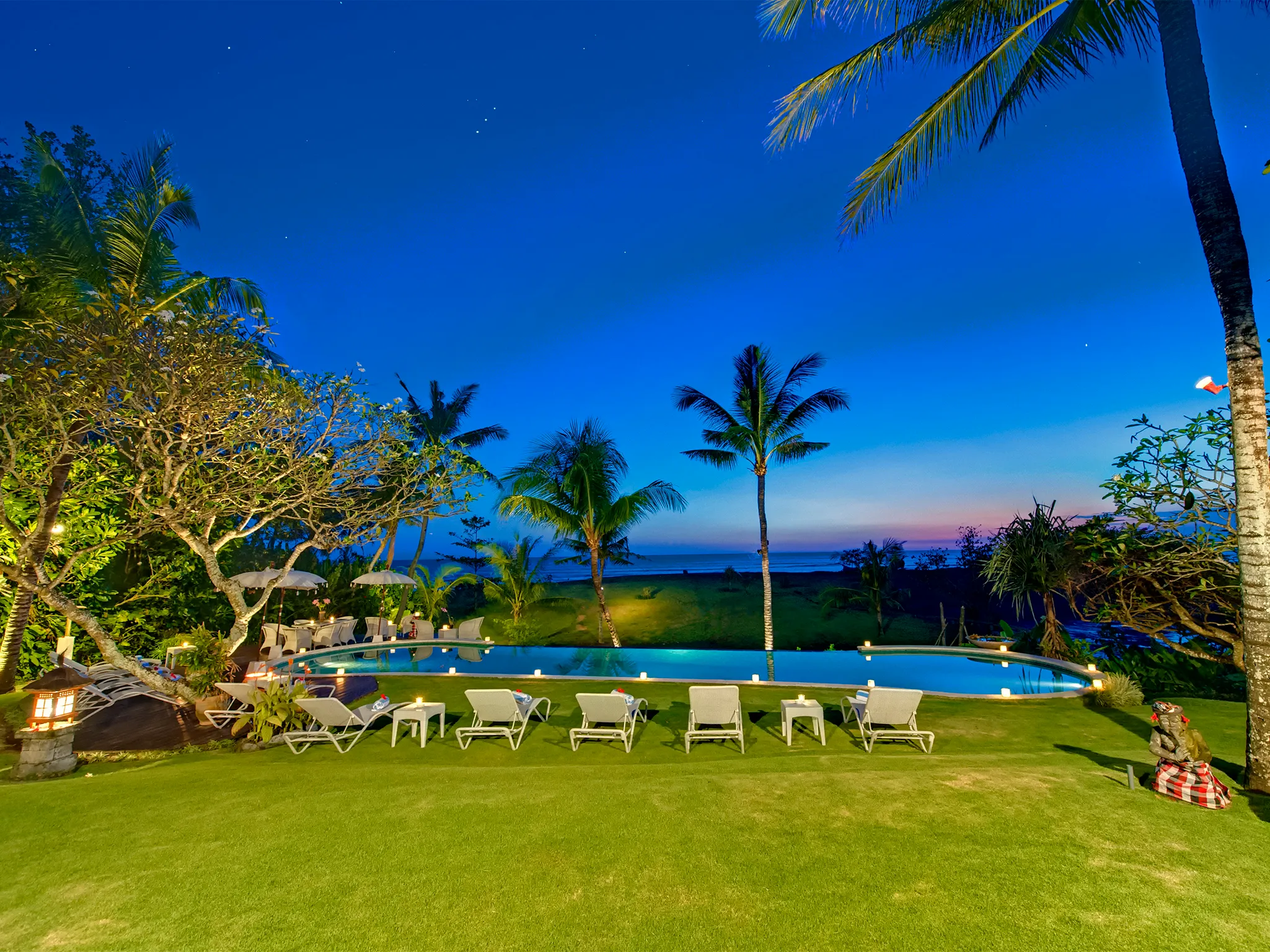 Villa Sungai Tinggi - Pool and garden at night