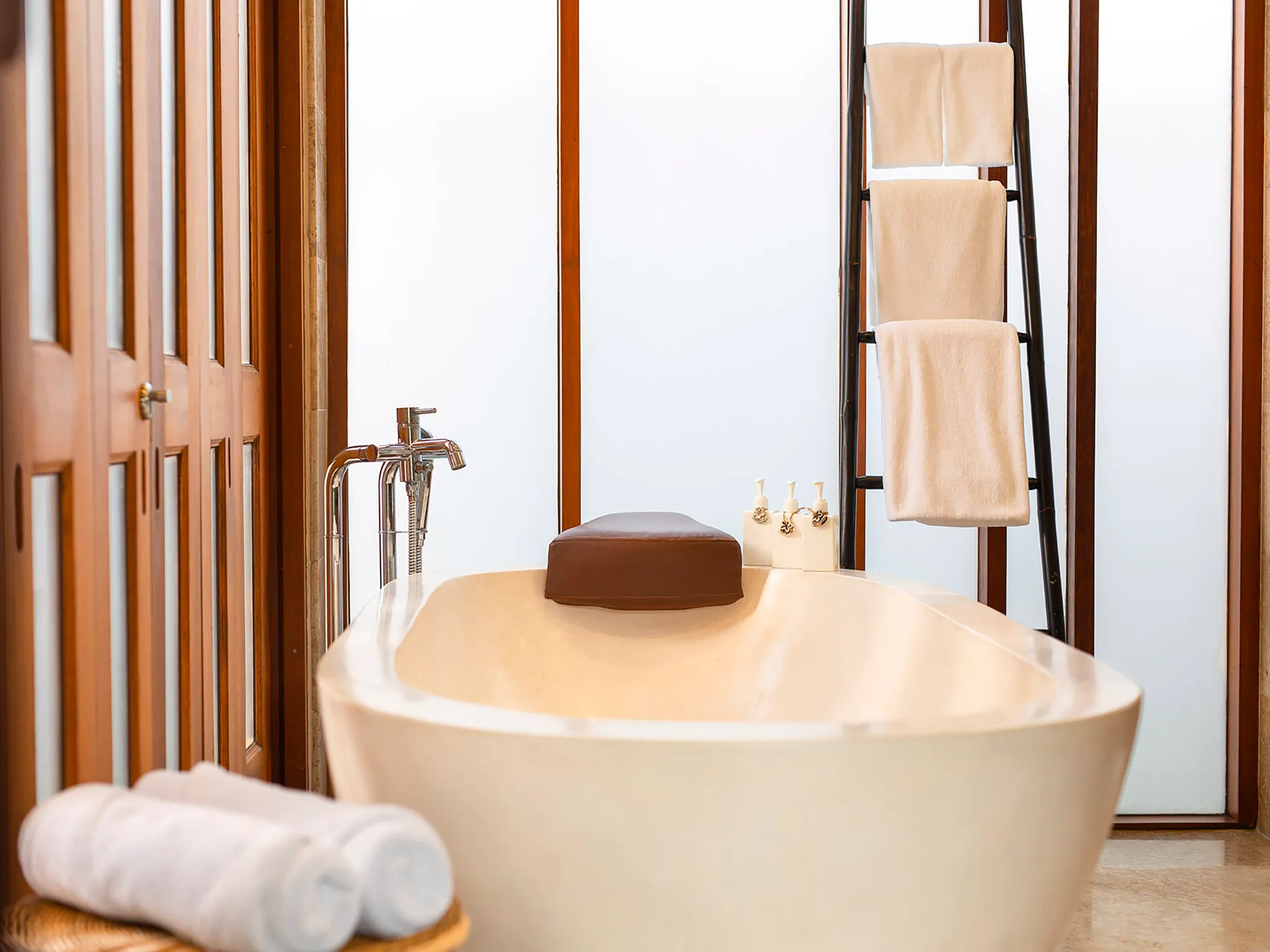 Tawantok Beach Villas - Villa 1 - Bathtub features