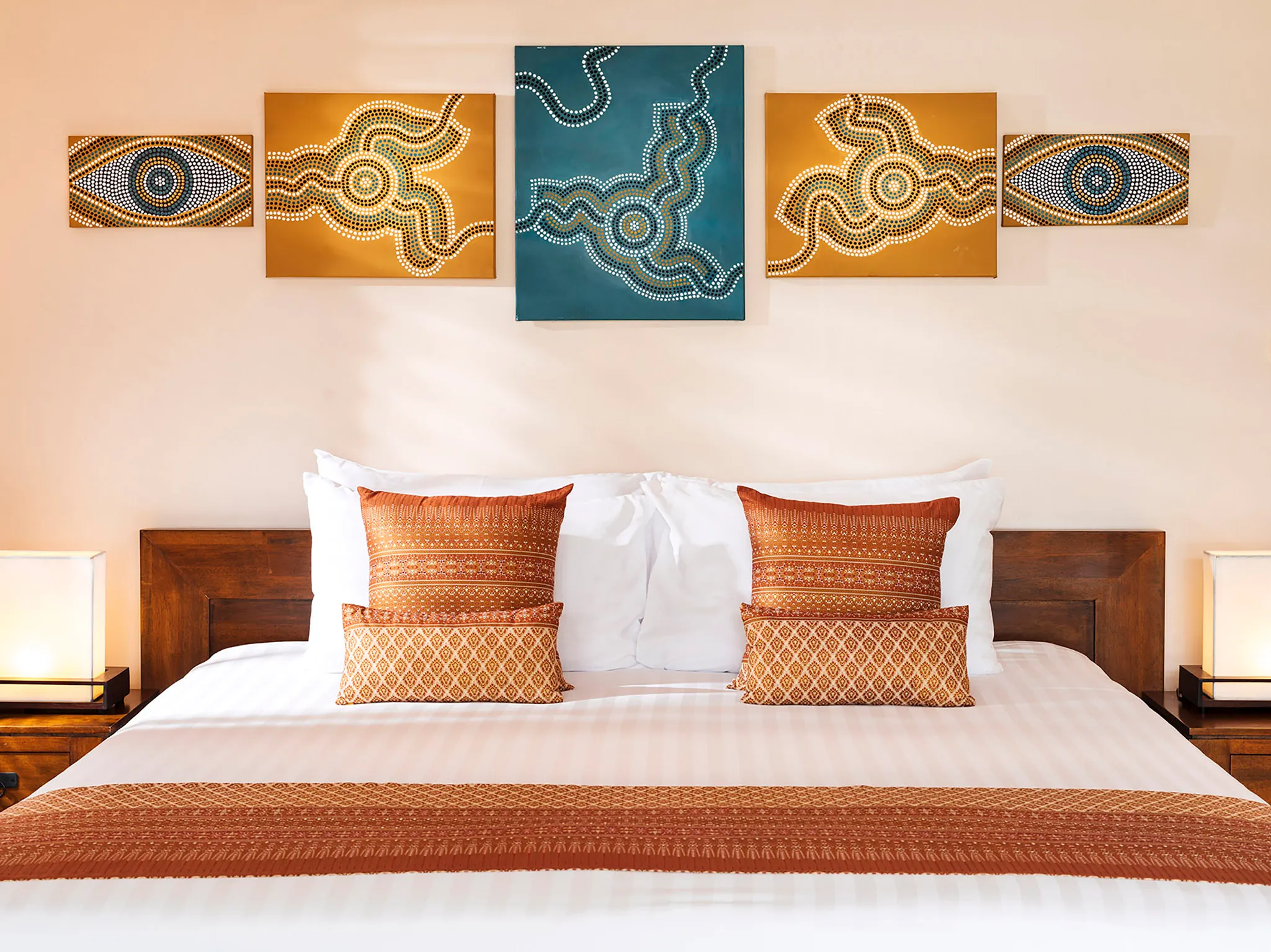 Tawantok Beach Villas - Villa 1 - Cushions and art of the bedroom
