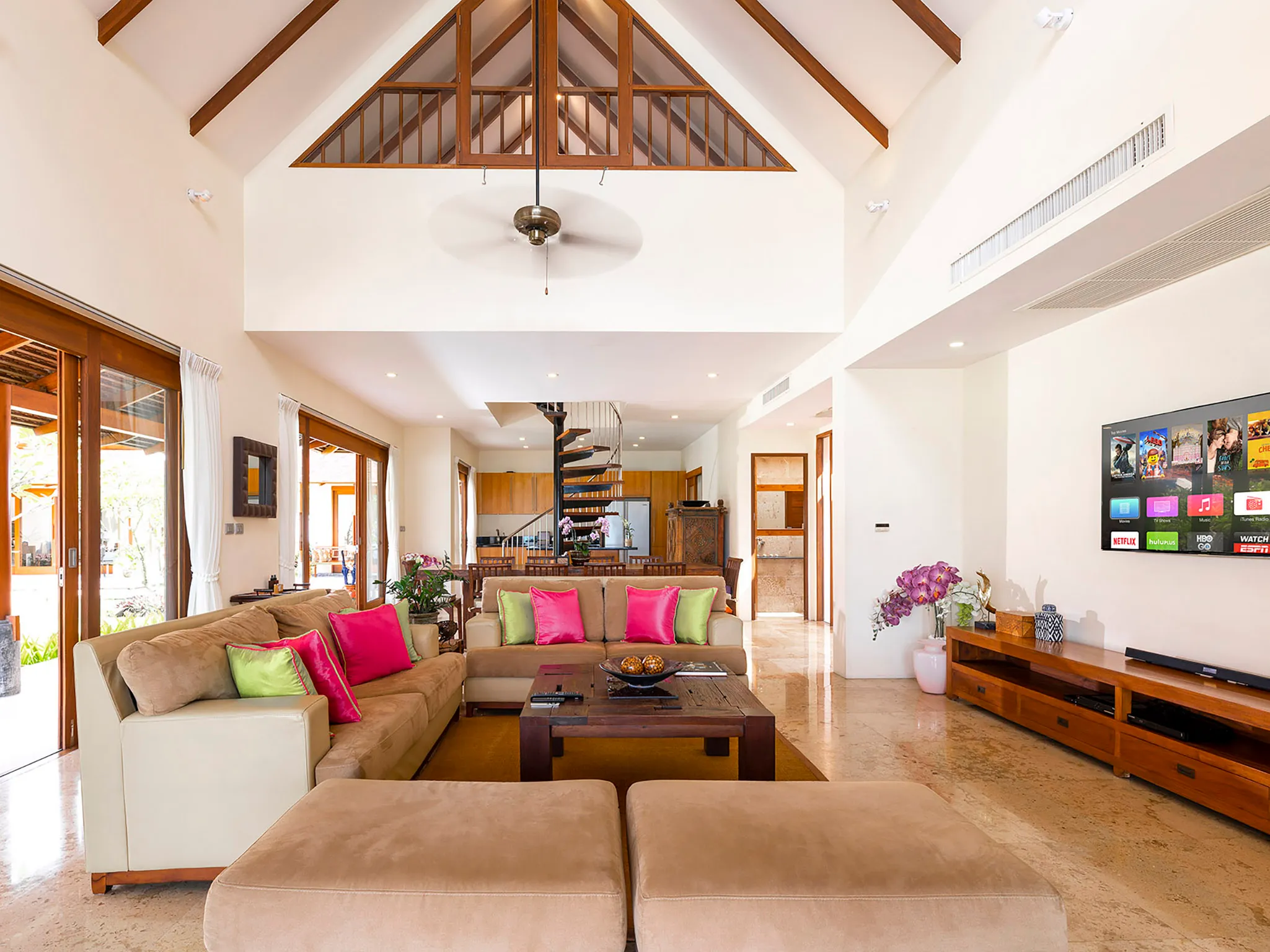 Tawantok Beach Villas - Villa 1 - Living and dining area