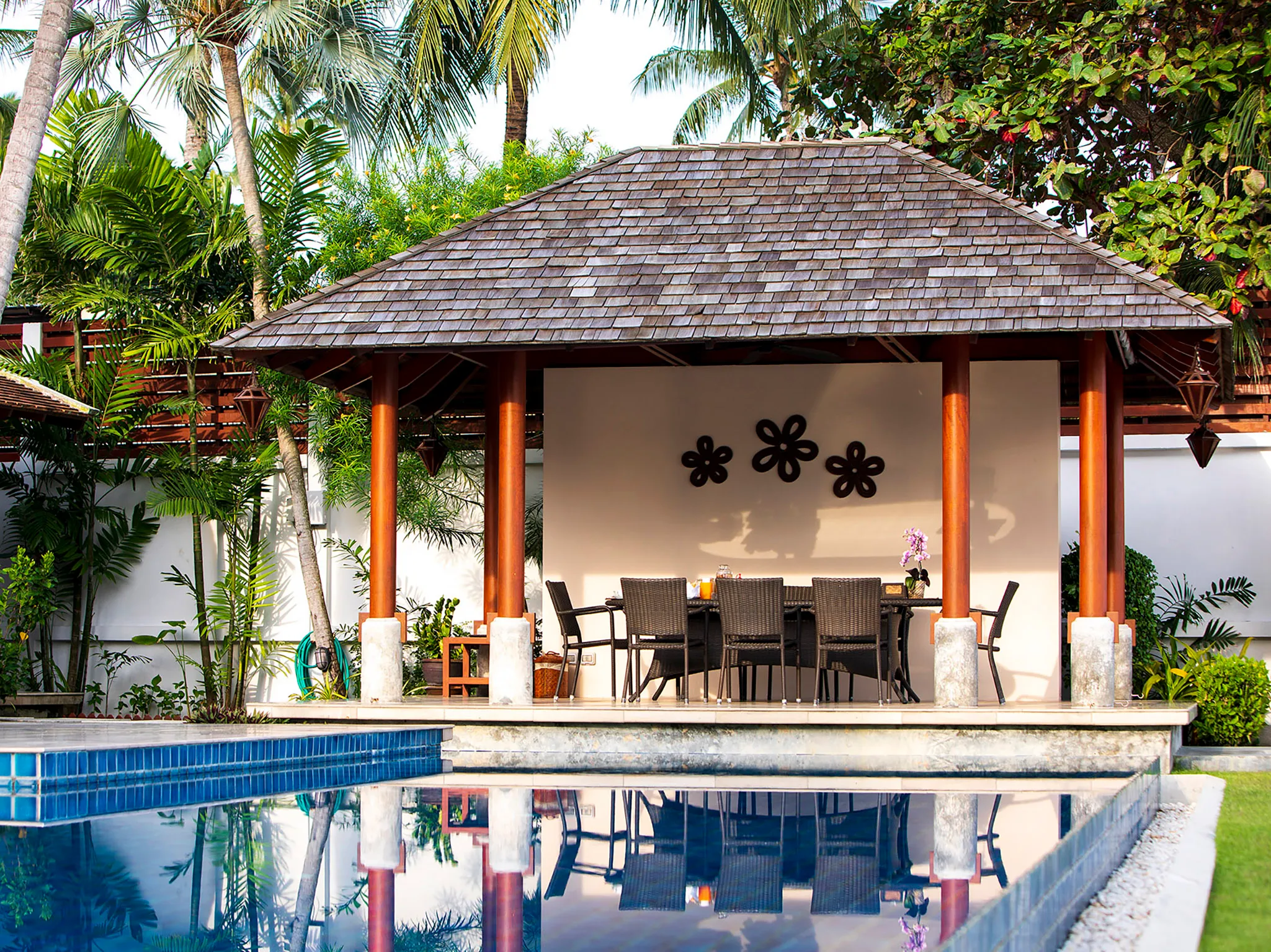 Tawantok Beach Villas - Villa 1 - Poolside dining bale