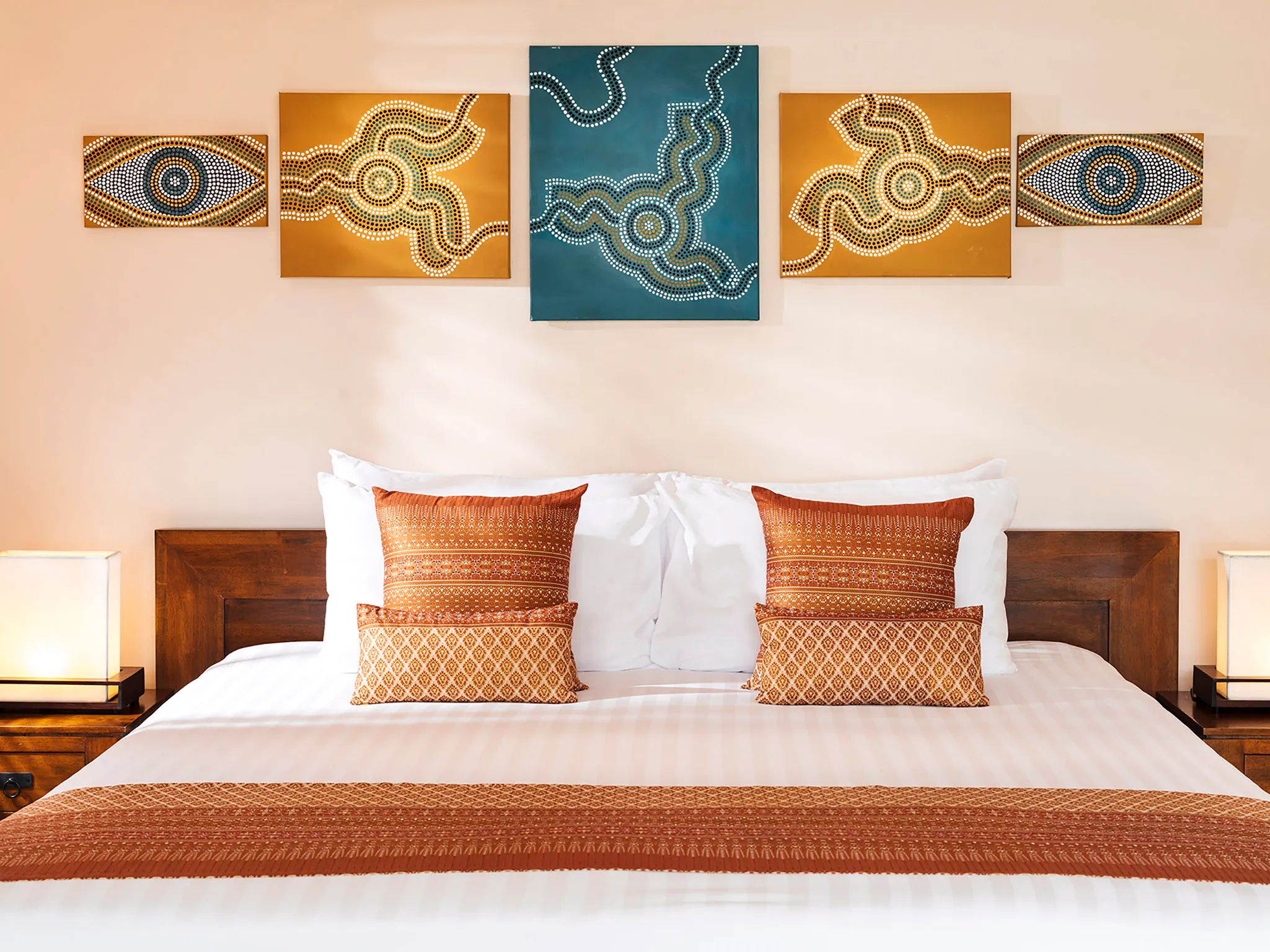 Tawantok Beach Villas - Villa 2 - Cushions and art of the bedroom
